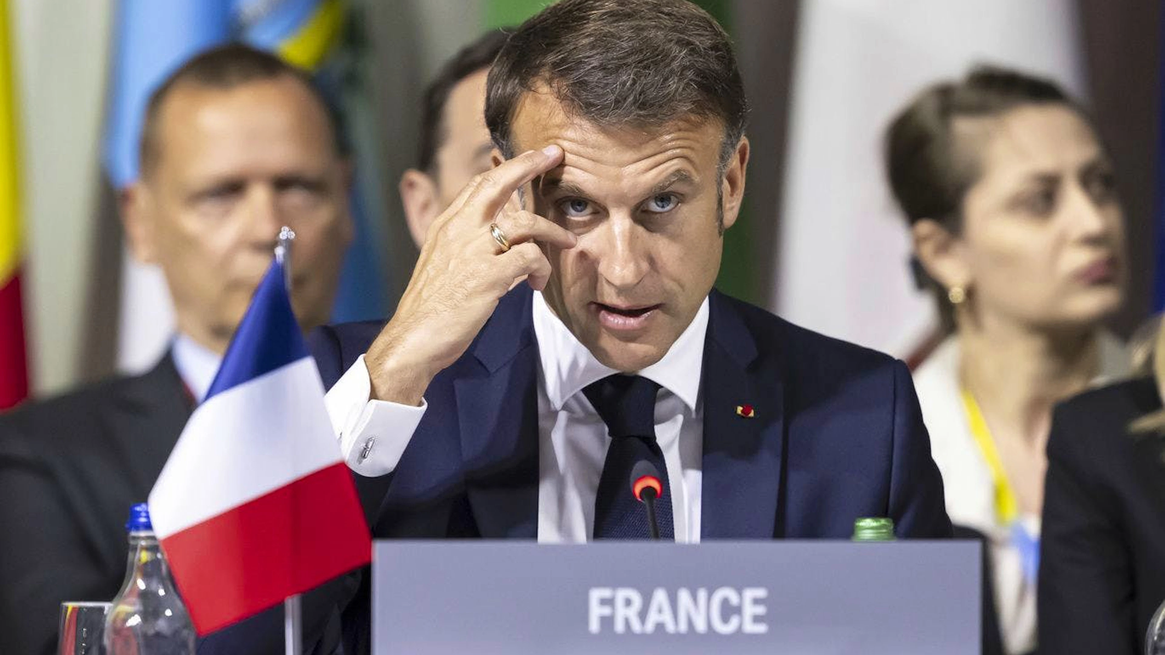 Il campo macroniano in affanno in vista del voto, apre ai candidati «costruttivi» di quei partiti considerati presentabili e filo-Ue, una sorte di desistenza per ricostruire un fronte repubblicano (foto d'archivio).