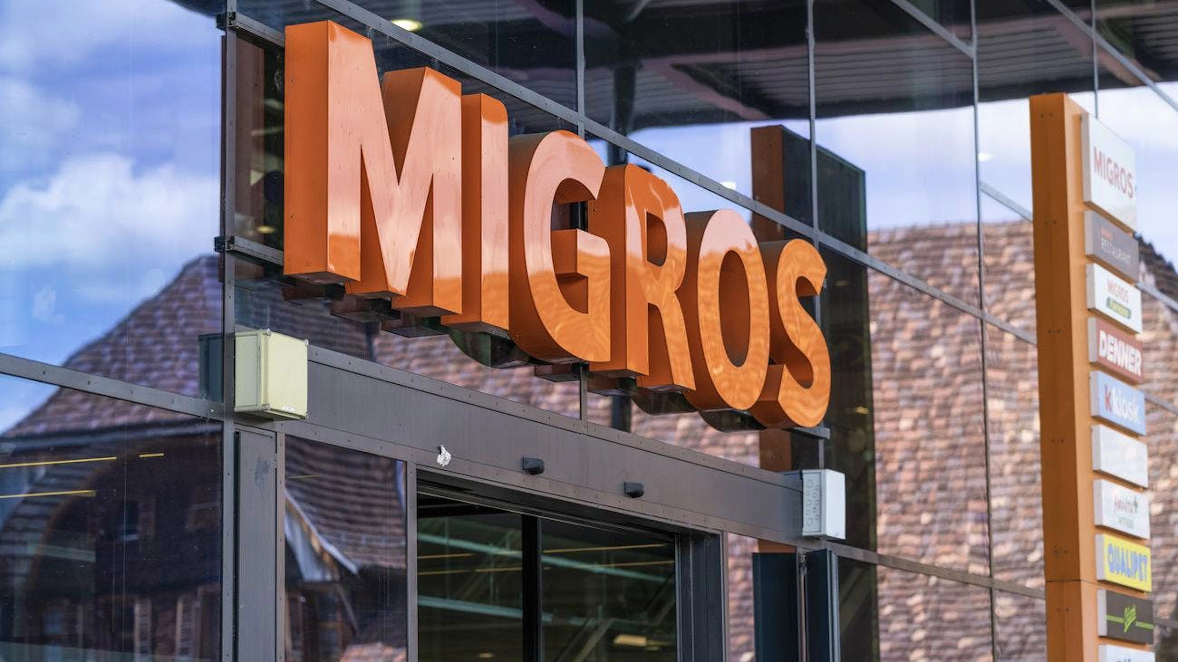 Bei der Migros stehen radikale Umbauten an. (KEYSTONE/Christian Beutler)
