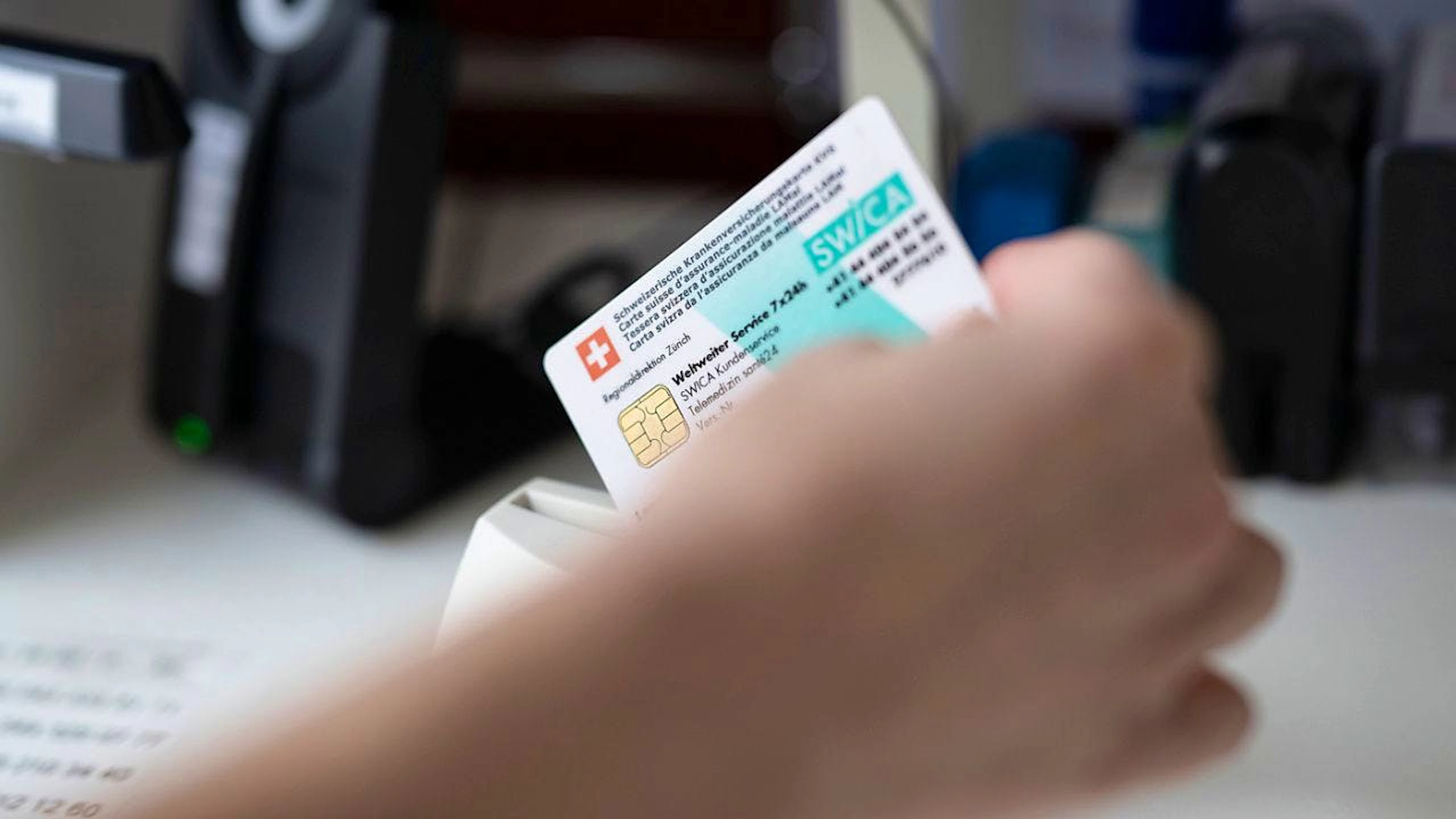 Schweizer zahlen 1000 Franken zu viel für die Krankenkasse – jedes Jahr