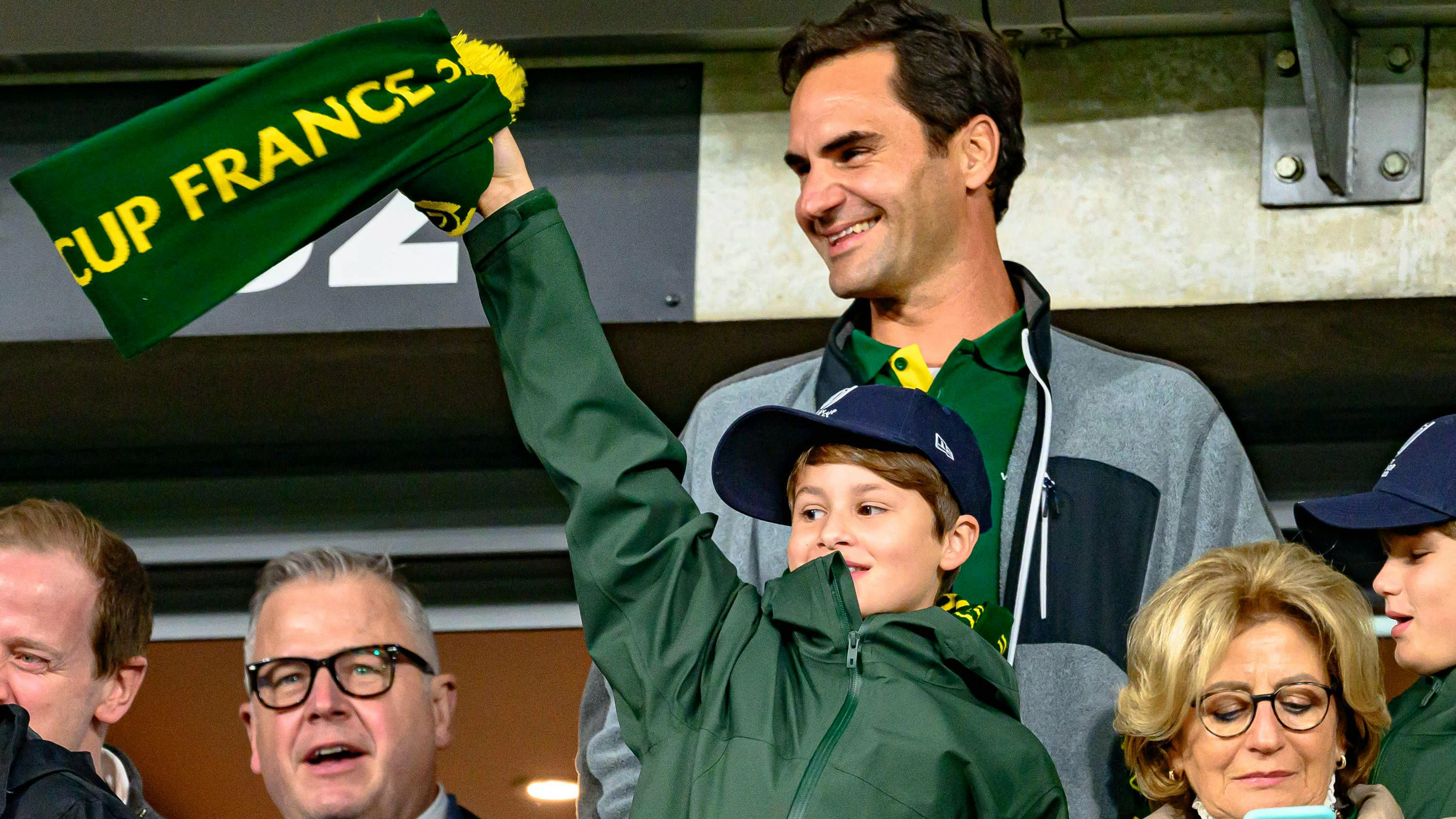 Roger Federer segue un match di rugby in compagnia dei figli (2023).