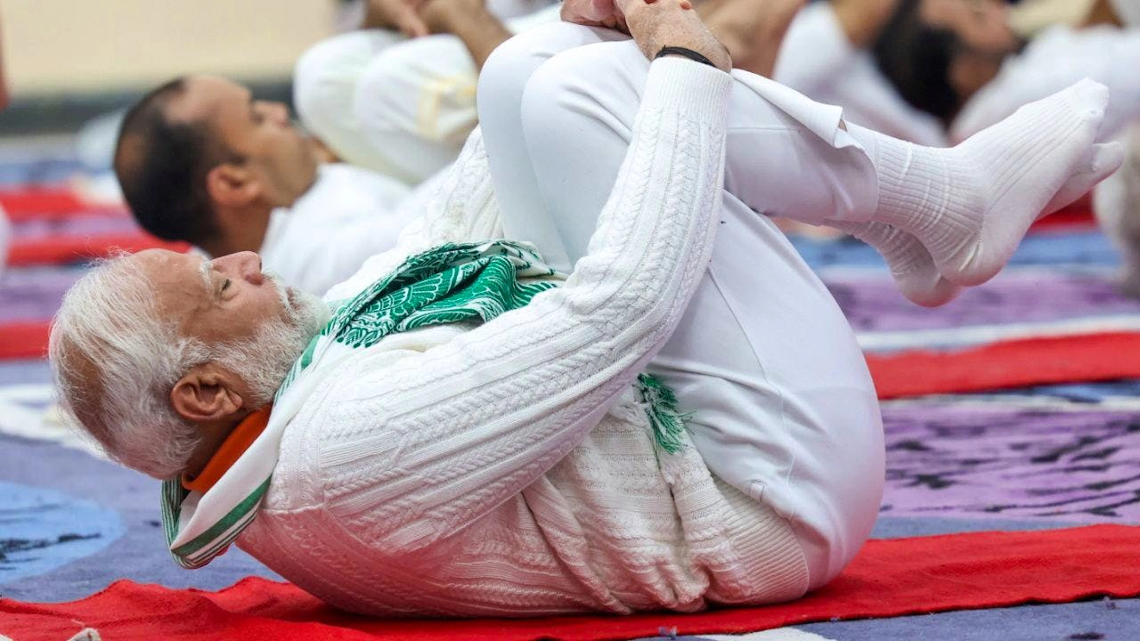 Il primo ministro indiano Narendra Modi ha guidato una sessione di yoga in occasione della Giornata internazionale dello yoga a Srinagar.