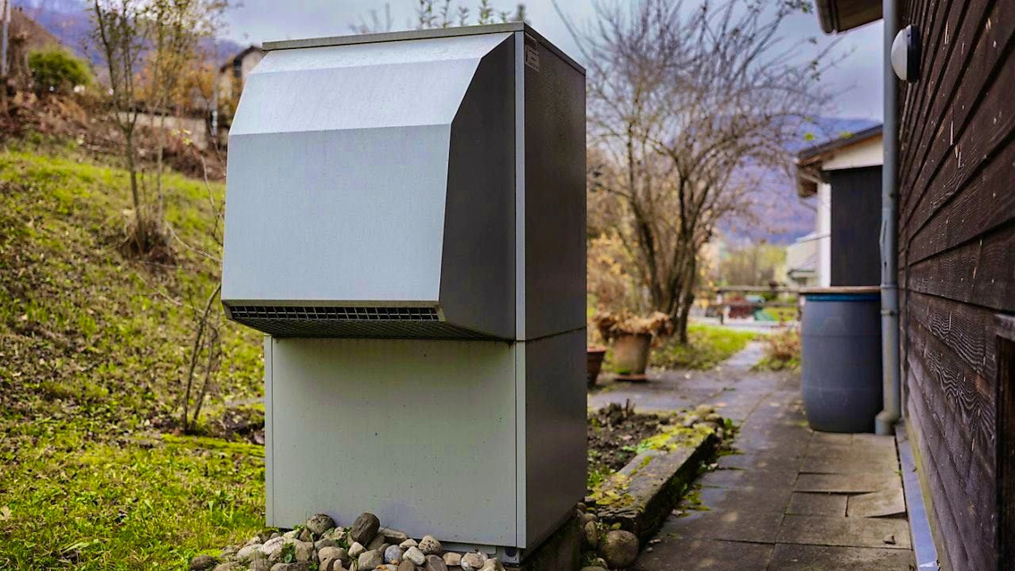 Because subsequent relocation is quite simple, the Aargau government is in favor of allowing air-to-water heat pumps to be built closer to the road. (archive picture)