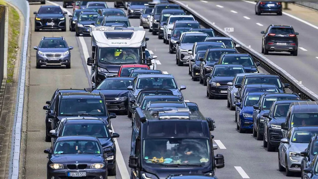 Cars jam for ten kilometers in front of the Gotthard south portal