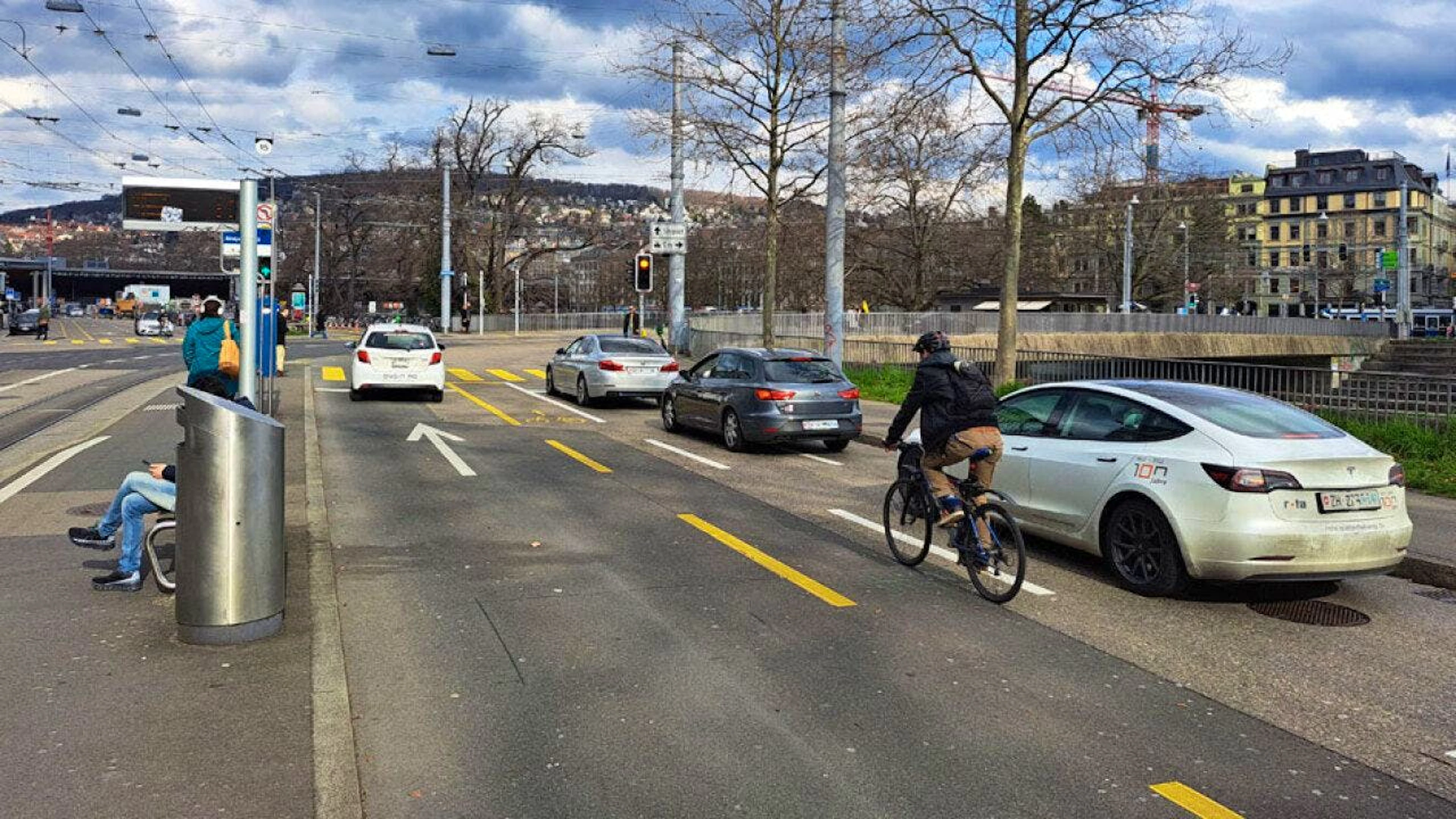 Autofahrer jagt Velofahrer aufs Trottoir – der bricht sich dreifach den Arm