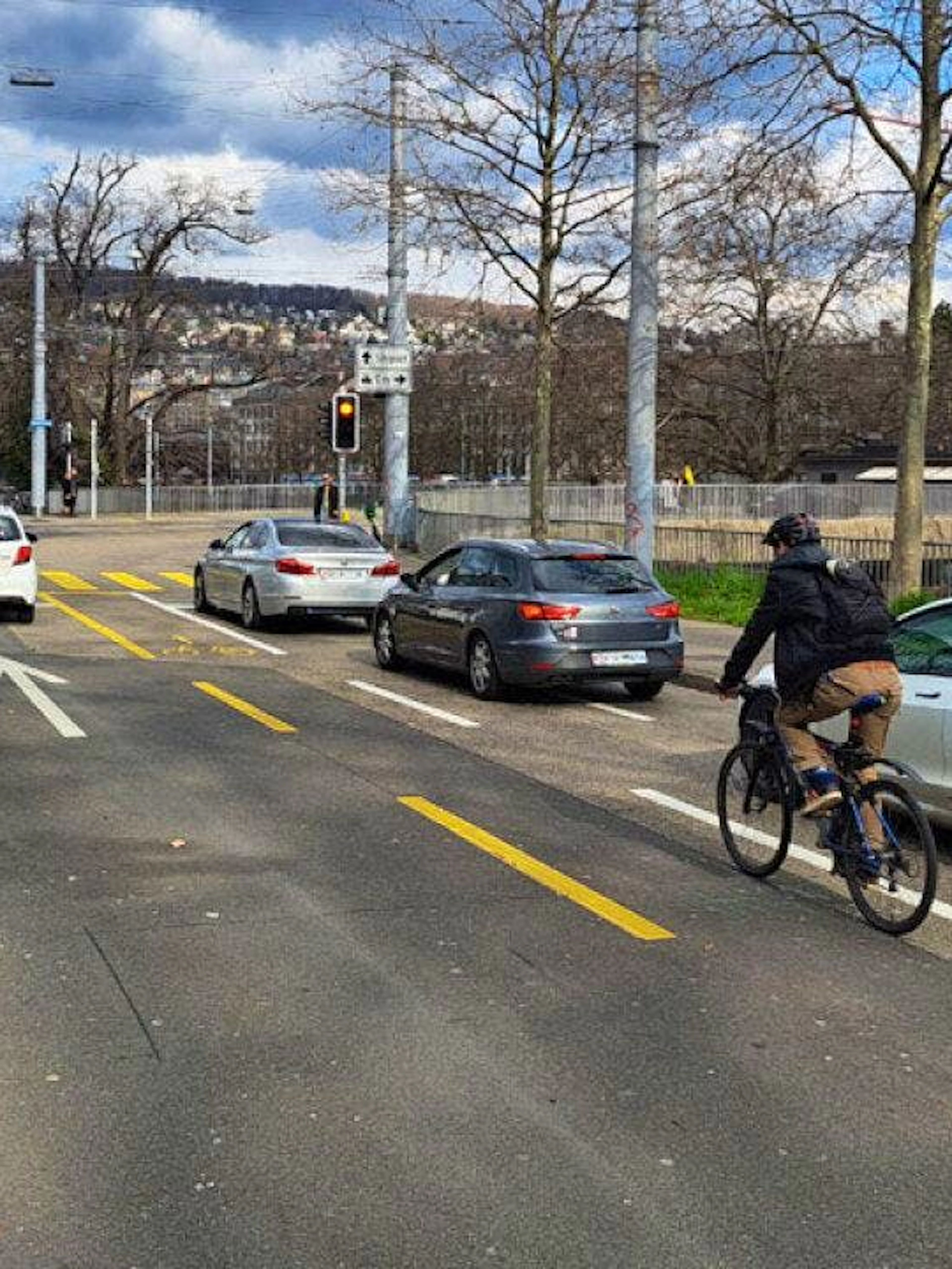 Autofahrer jagt Velofahrer aufs Trottoir – der bricht sich dreifach den Arm