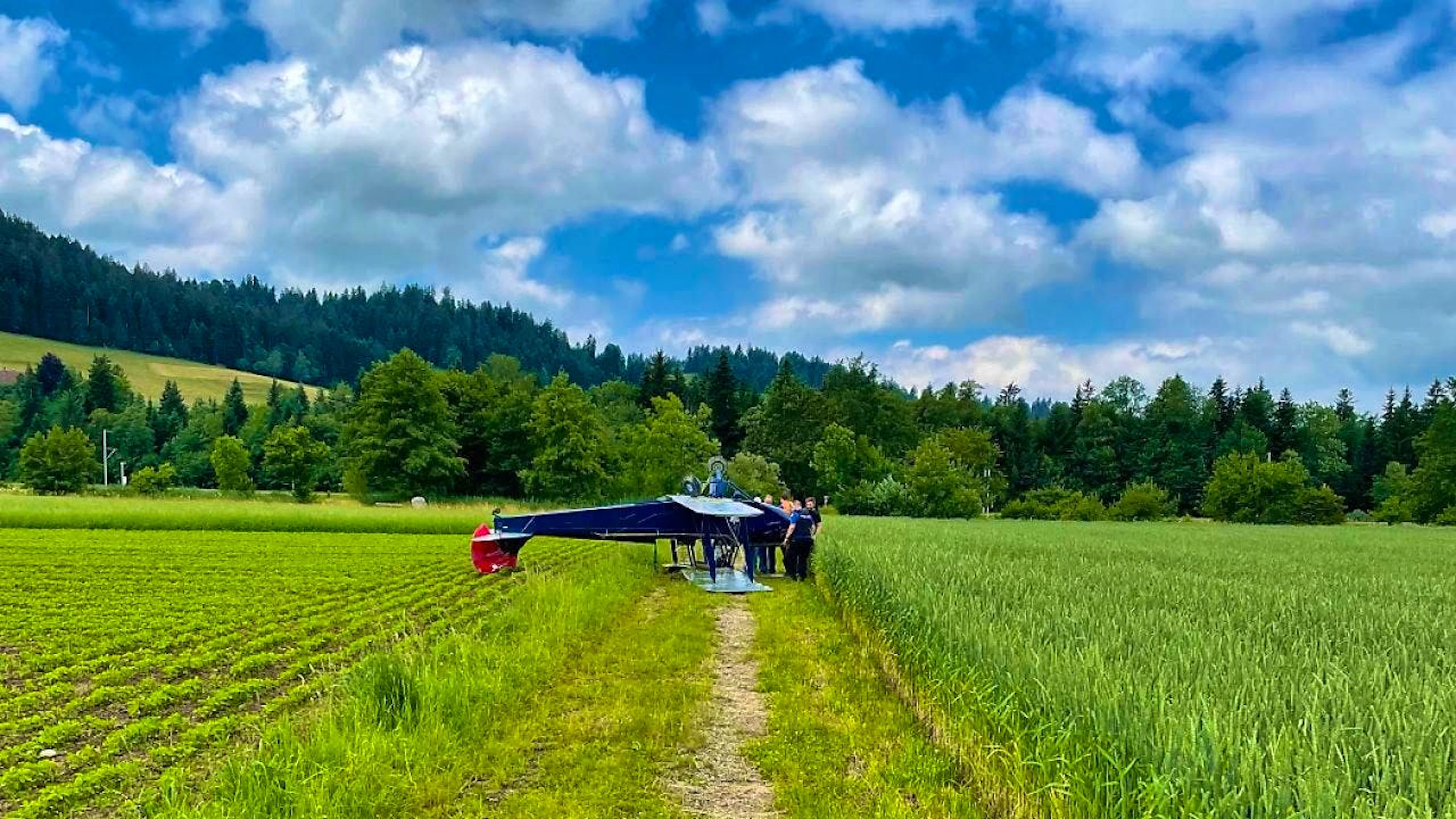 A small plane overturned during an emergency landing in the Bernese municipality of Rüderswil in the Emmental valley on Monday afternoon.