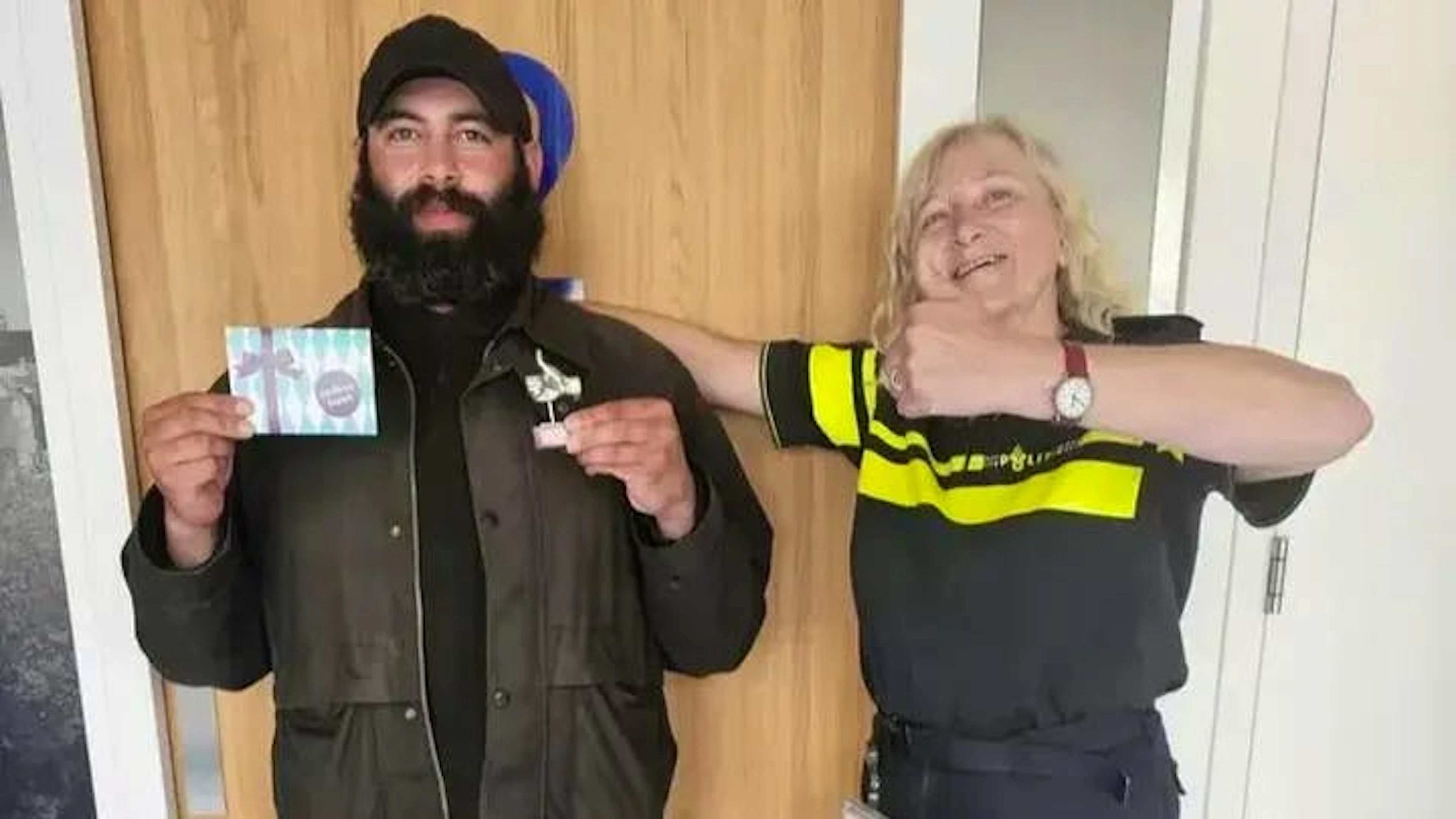 Pour son acte de civisme, la police néerlandaise lui a remis un prix «pouce en argent» et un bon cadeau de 50 euros.