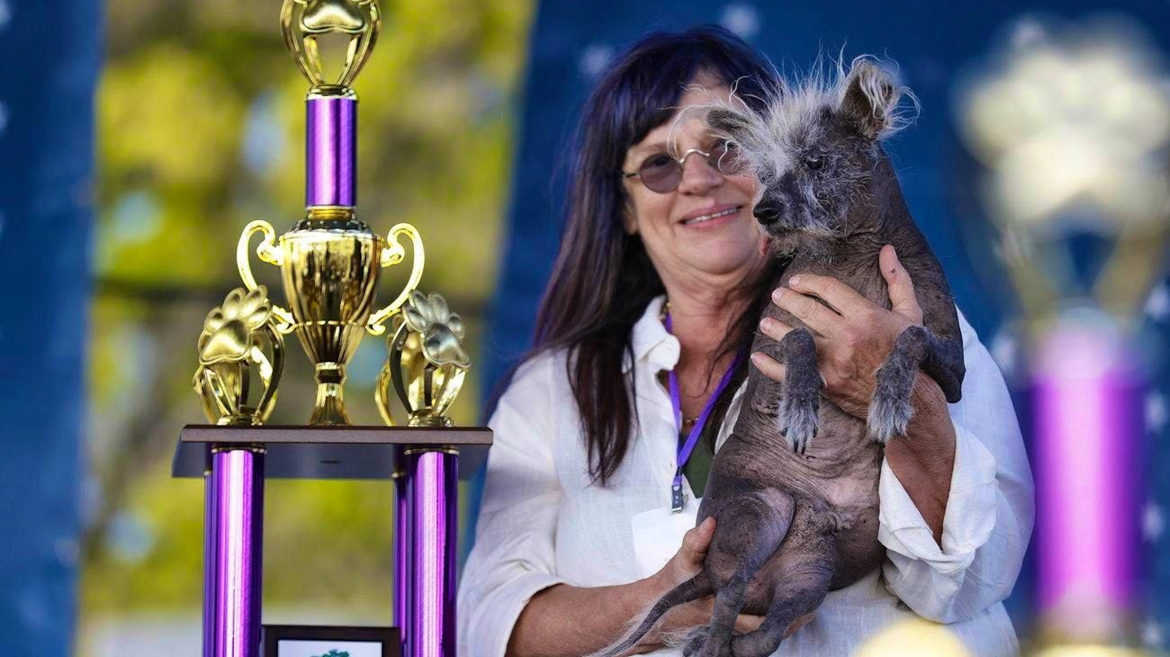 Scooter, last year's winner, with his trophy. (EPA/JOHN G. MABANGLO)