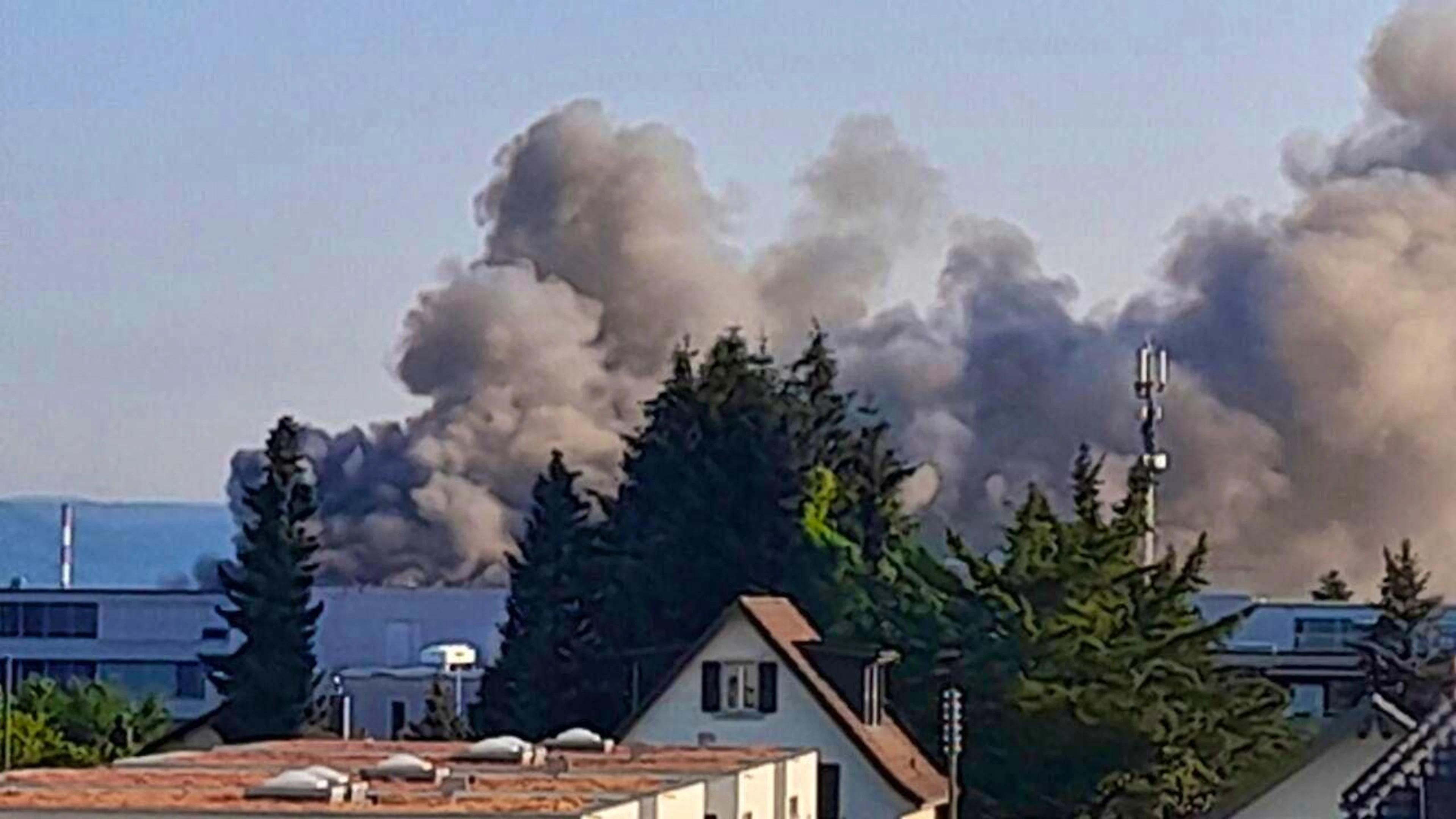 Alertswiss reported a major fire in the industrial area of Lenzburg on Thursday morning.