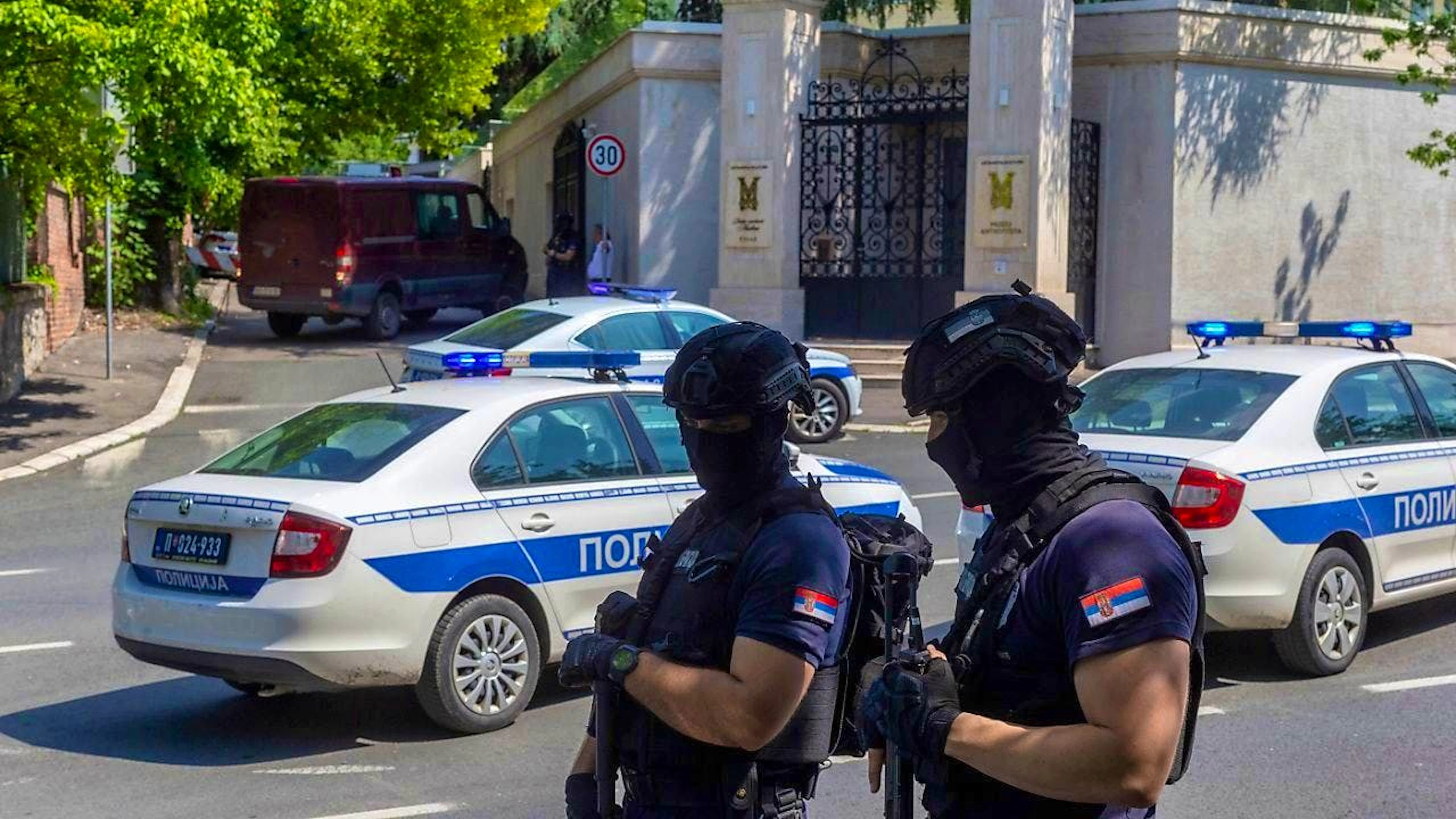 dpatopbilder - Police officers block traffic at an intersection near the Israeli embassy. Photo: Marko Drobnjakovic/AP/dpa