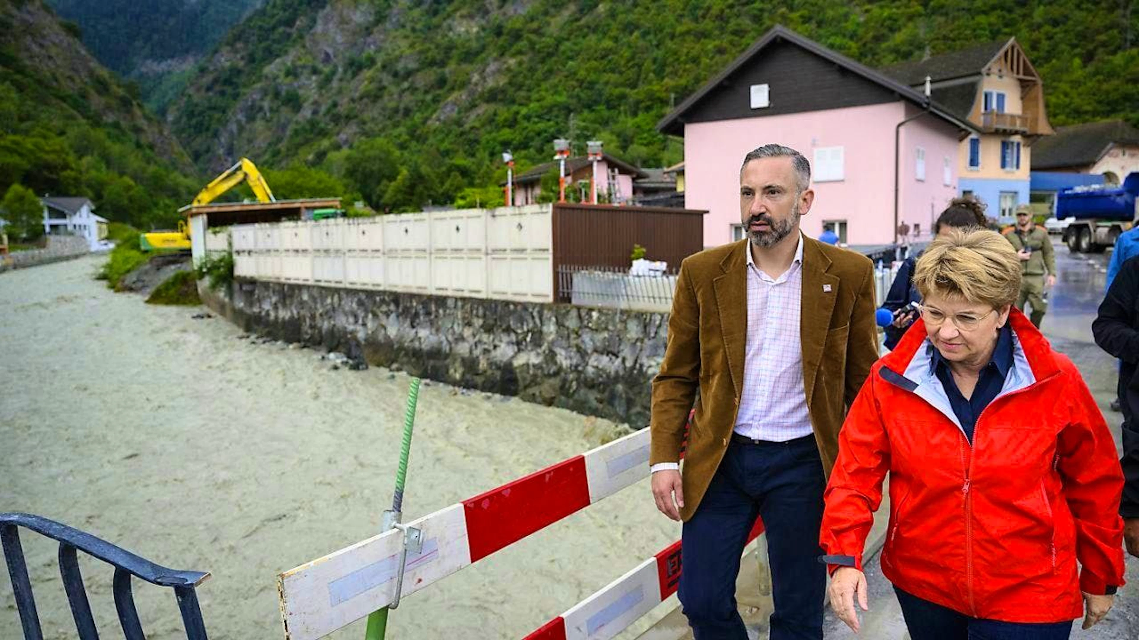 Accompanied by Valais State Councillor Frédéric Favre (left), President Viola Amherd visits damage sites in Valais on Monday - here in the village of Chippis.