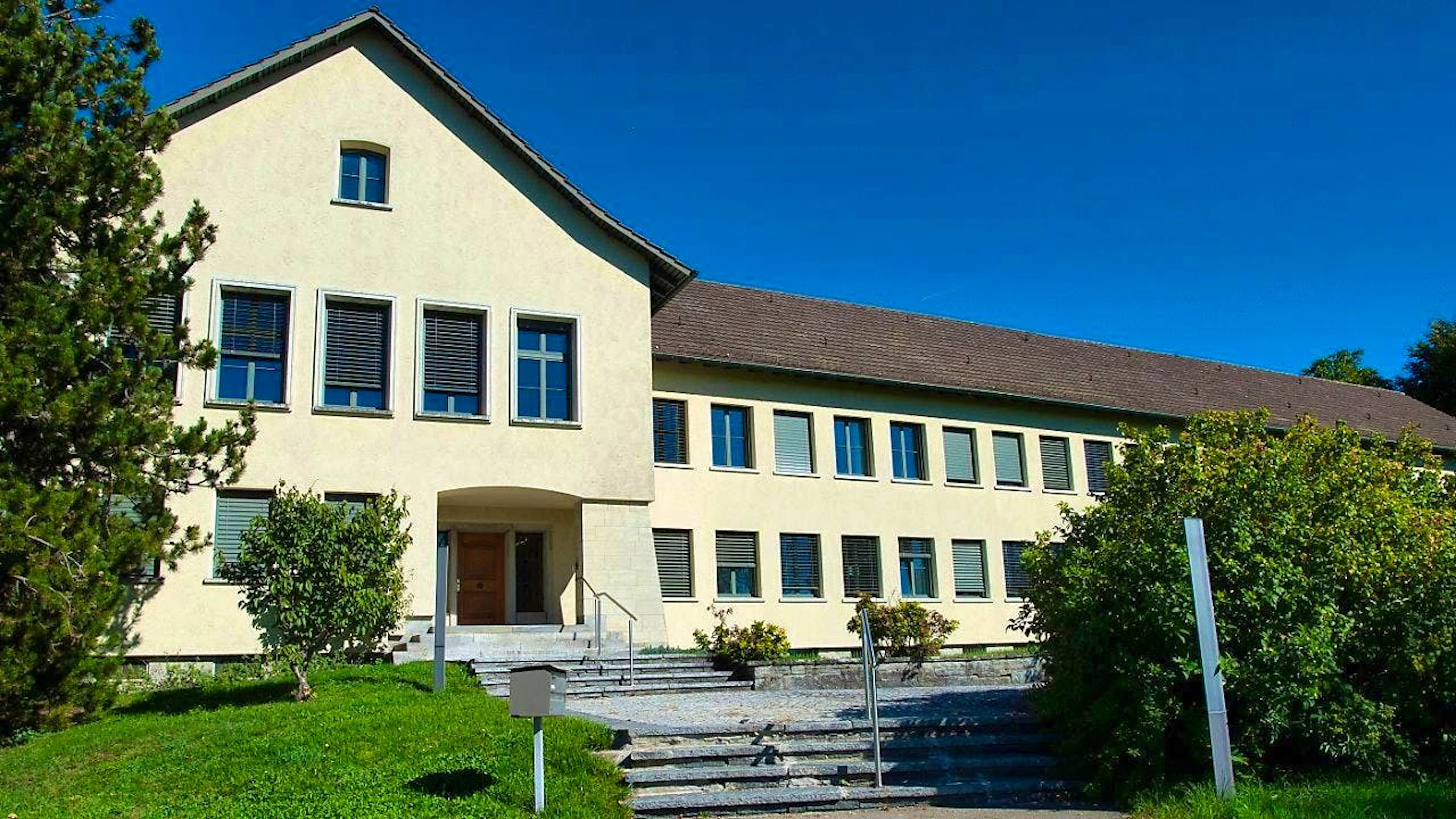A 40-year-old Swiss man harassed dark-skinned youths on a basketball court. He also flashed the Hitler salute. Now he has to answer for this at Hinwil district court. (archive picture)