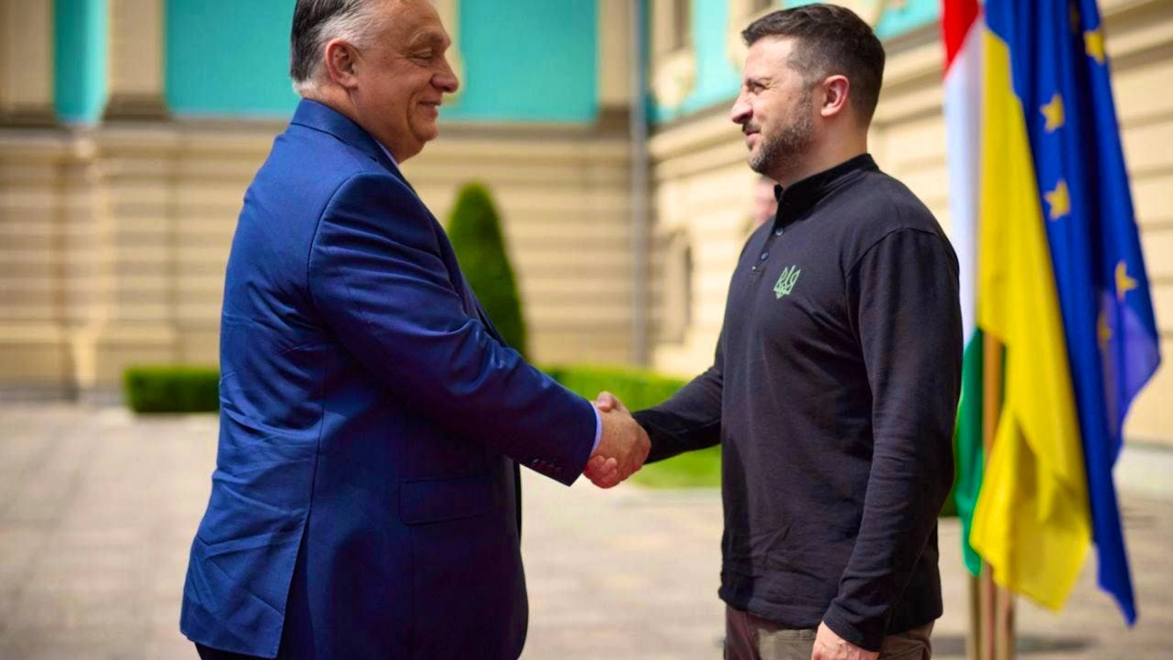 HANDOUT - Ukrainian President Volodymyr Zelensky (r) greets Hungarian Prime Minister Viktor Orban. Photo: Ukrainian Presidential Press Office/AP/dpa - ATTENTION: For editorial use only and only with full attribution of the above credit