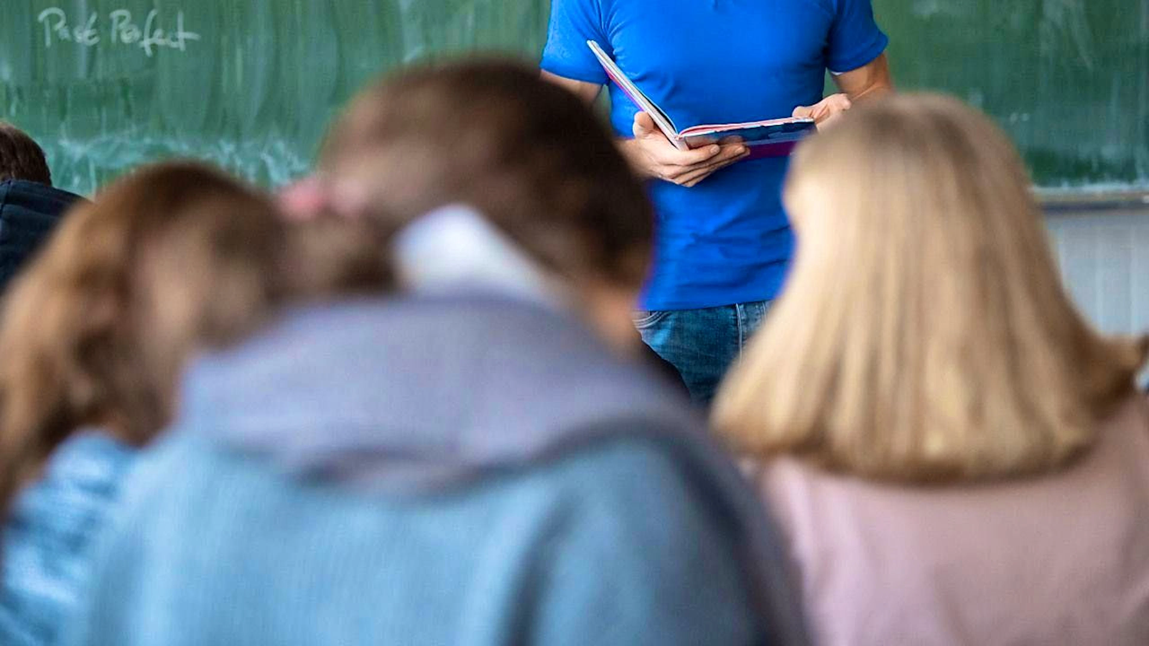 In Obwalden, students in year 1 of primary school will have fewer lessons in future. Year 3 and 4 pupils, on the other hand, will receive additional lessons. (symbolic image)