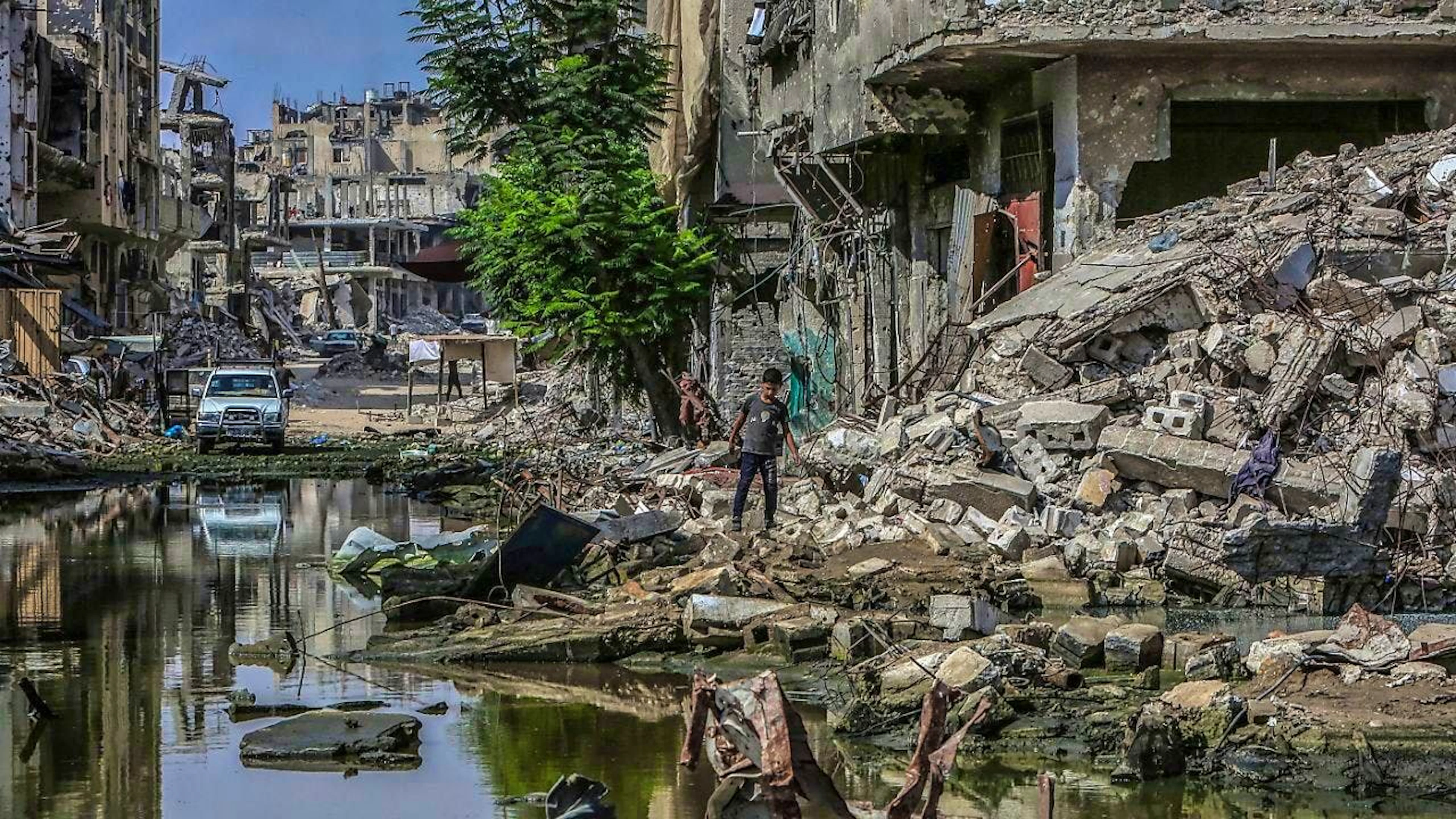 After the withdrawal of the Israeli army from Khan Yunis, people walk among sewage and the rubble of destroyed buildings. Photo: Abed Rahim Khatib/dpa