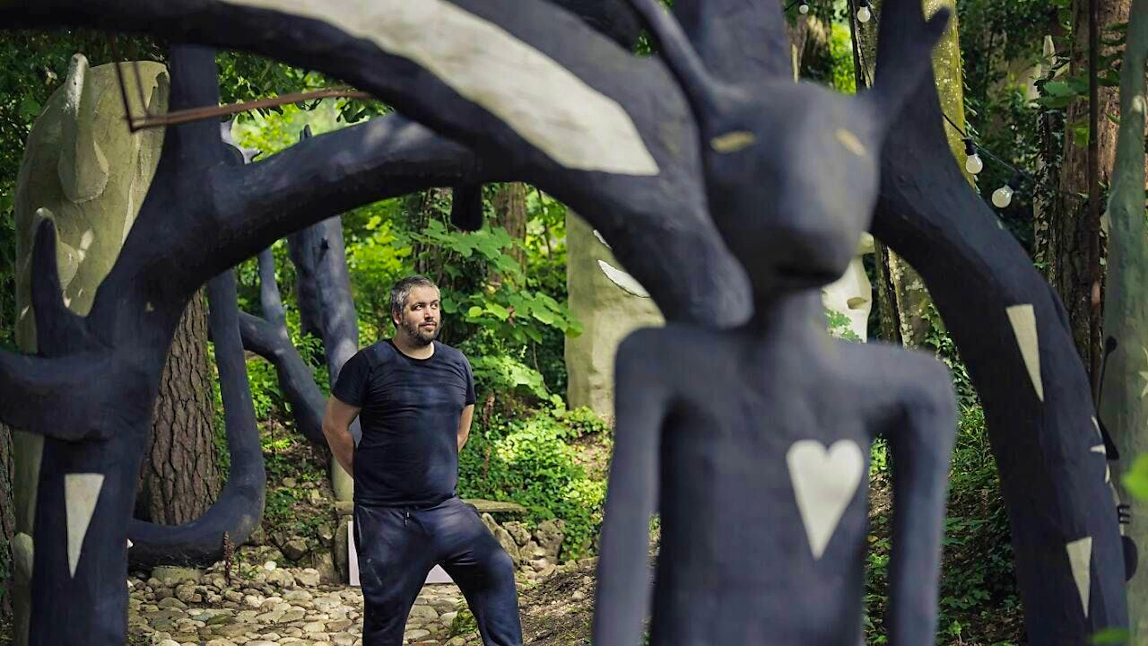Jura artist Augustin Rebetez has turned his house and garden near Neuchâtel into a crazy work of art. The "Maison Totale" invites you to marvel.