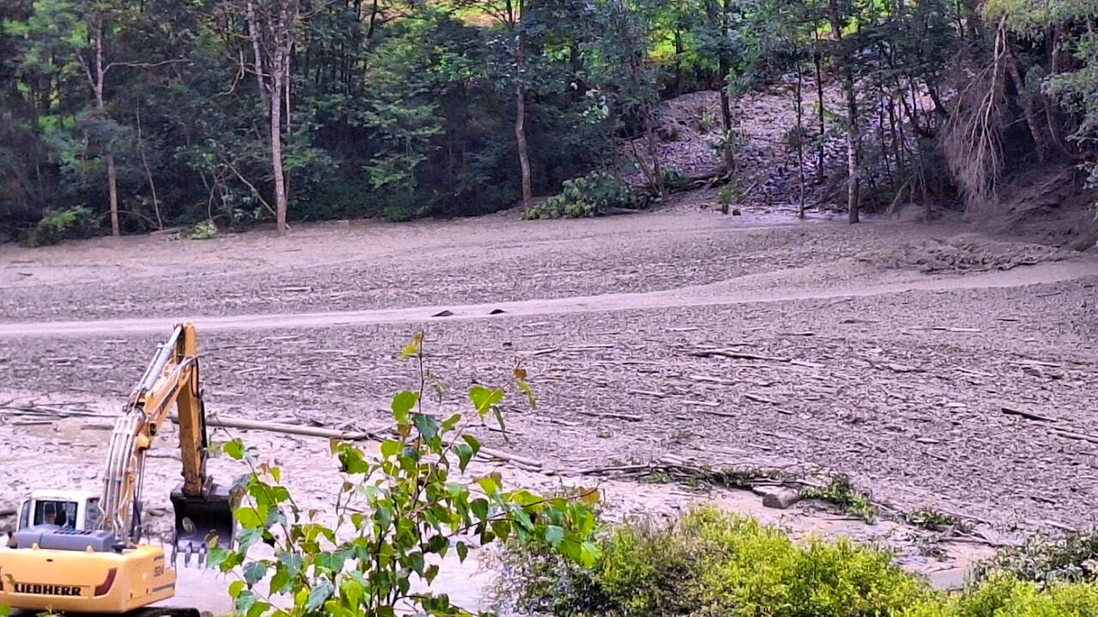 The emergency services are trying to contain the debris flow in the upper Val de Bagnes VS.