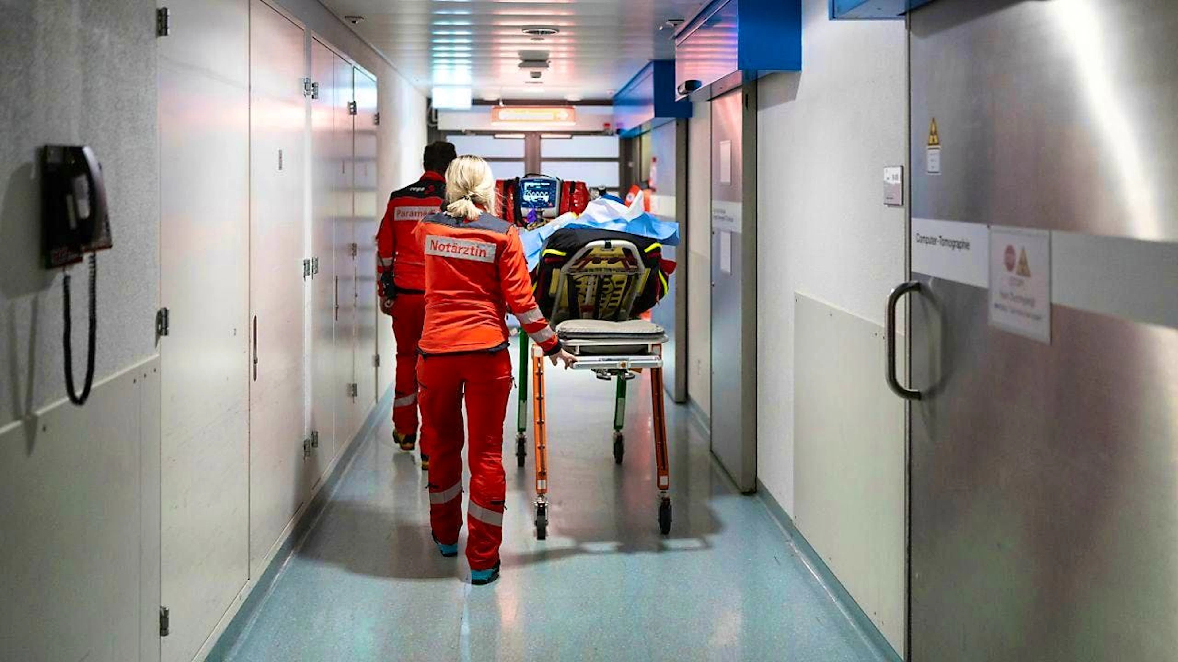 The man involved in the accident was taken to hospital by Rega. (symbolic picture)