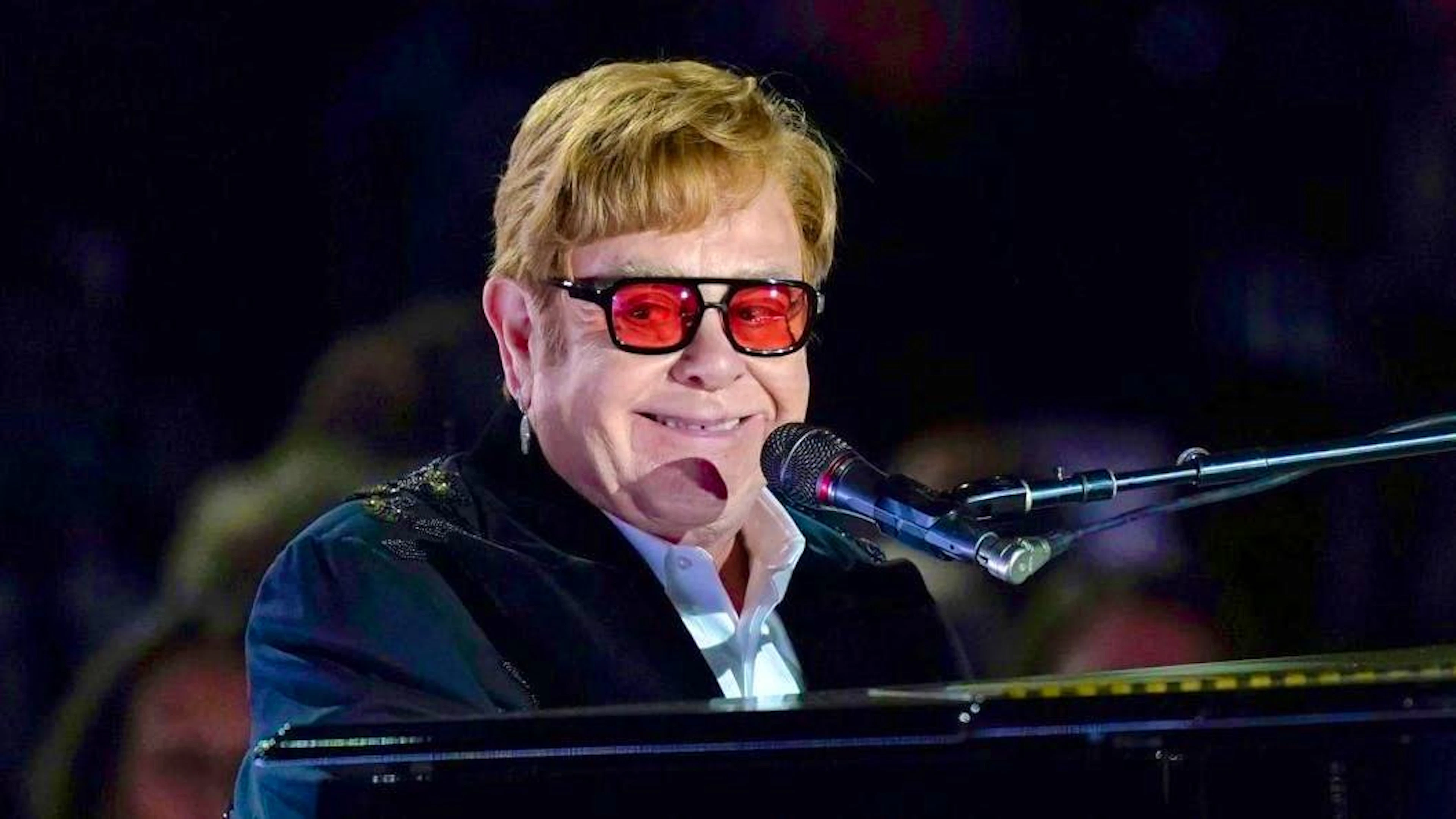 A grand piano, silver platform shoes with a monogram and a triptych by the artist Banksy: British pop icon Elton John is having personal items auctioned off in New York. (archive picture)