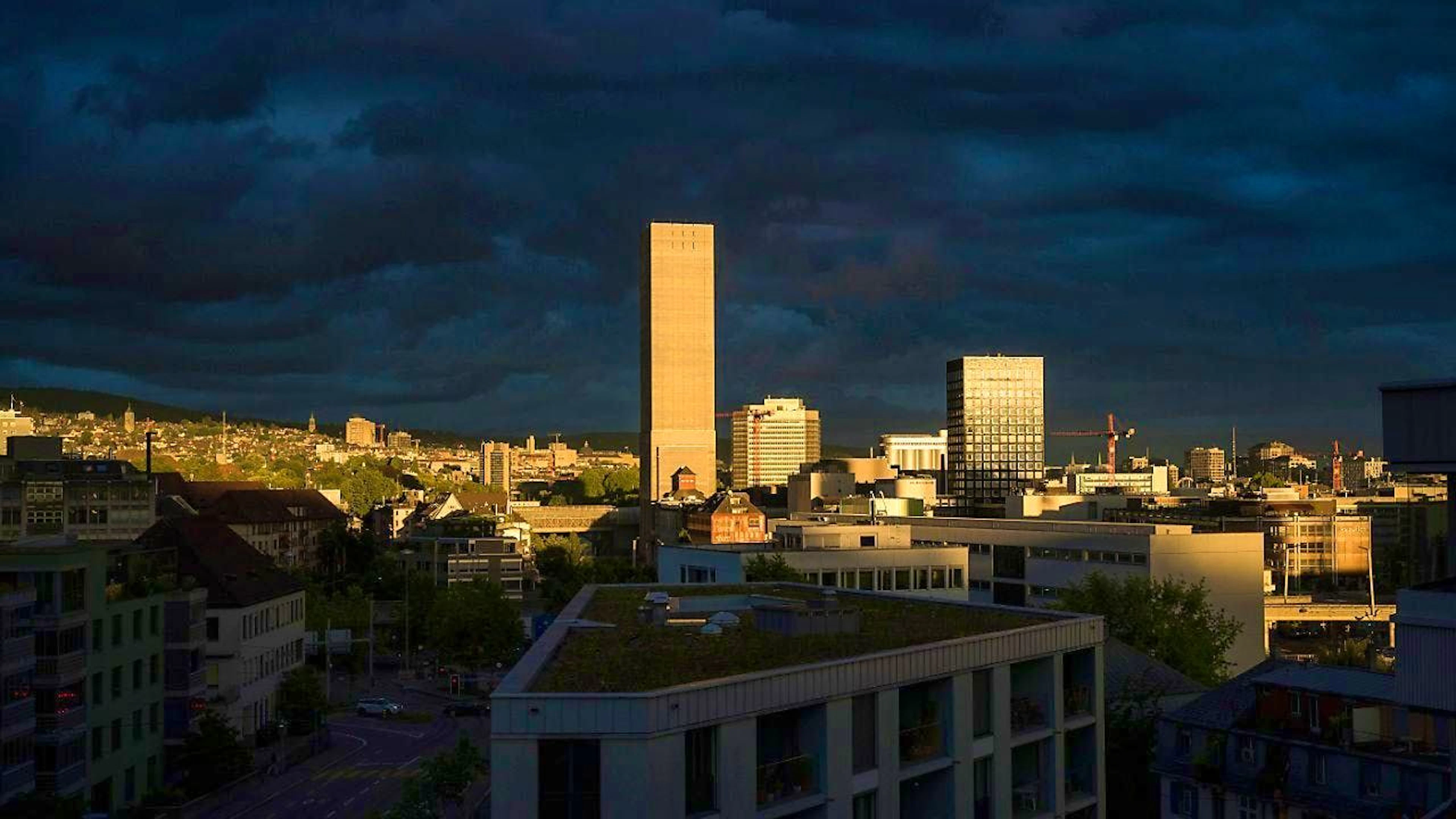 In the city of Zurich, "new high-rise buildings must achieve more" and include, for example, public first floors or outdoor spaces for people to linger: The city council has updated the guidelines for the construction of high-rise buildings.
