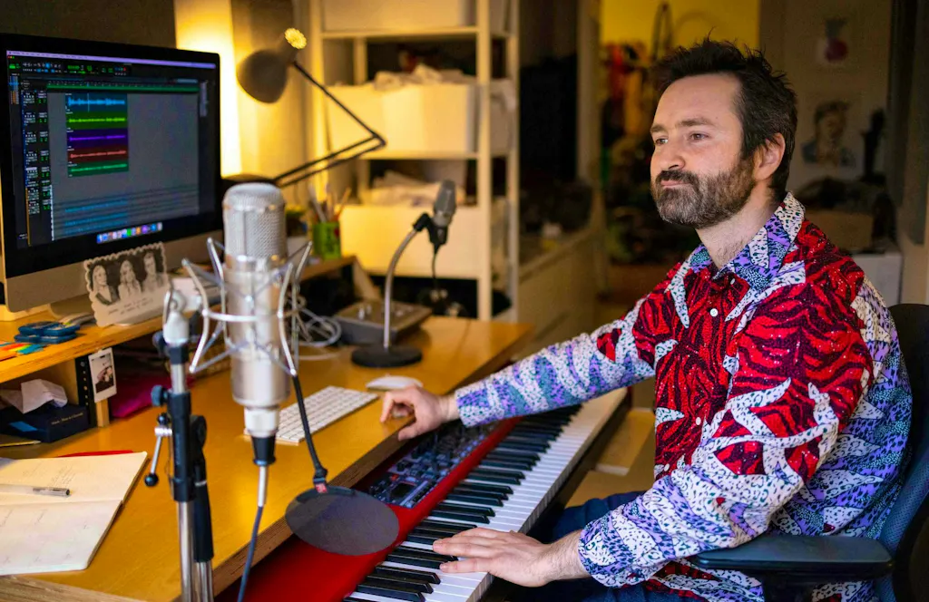 Experience Tom Rosenthal's live concert now