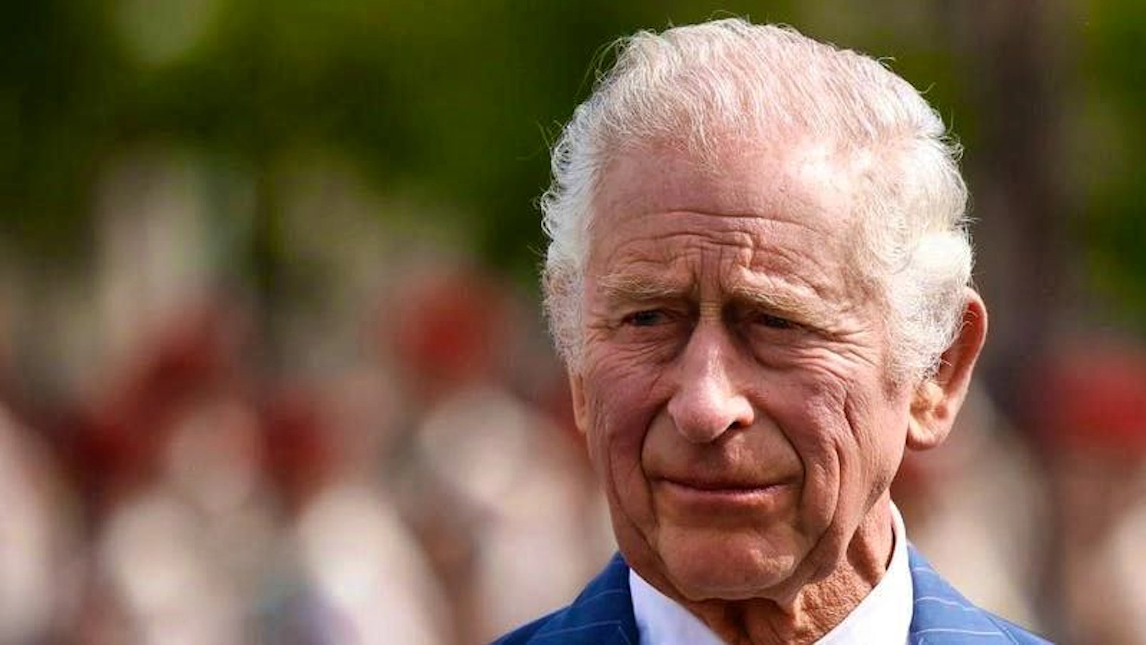 Il re britannico Carlo III ha espresso il desiderio di visitare i suoi nipoti negli Stati Uniti e di risolvere la faida con Harry.