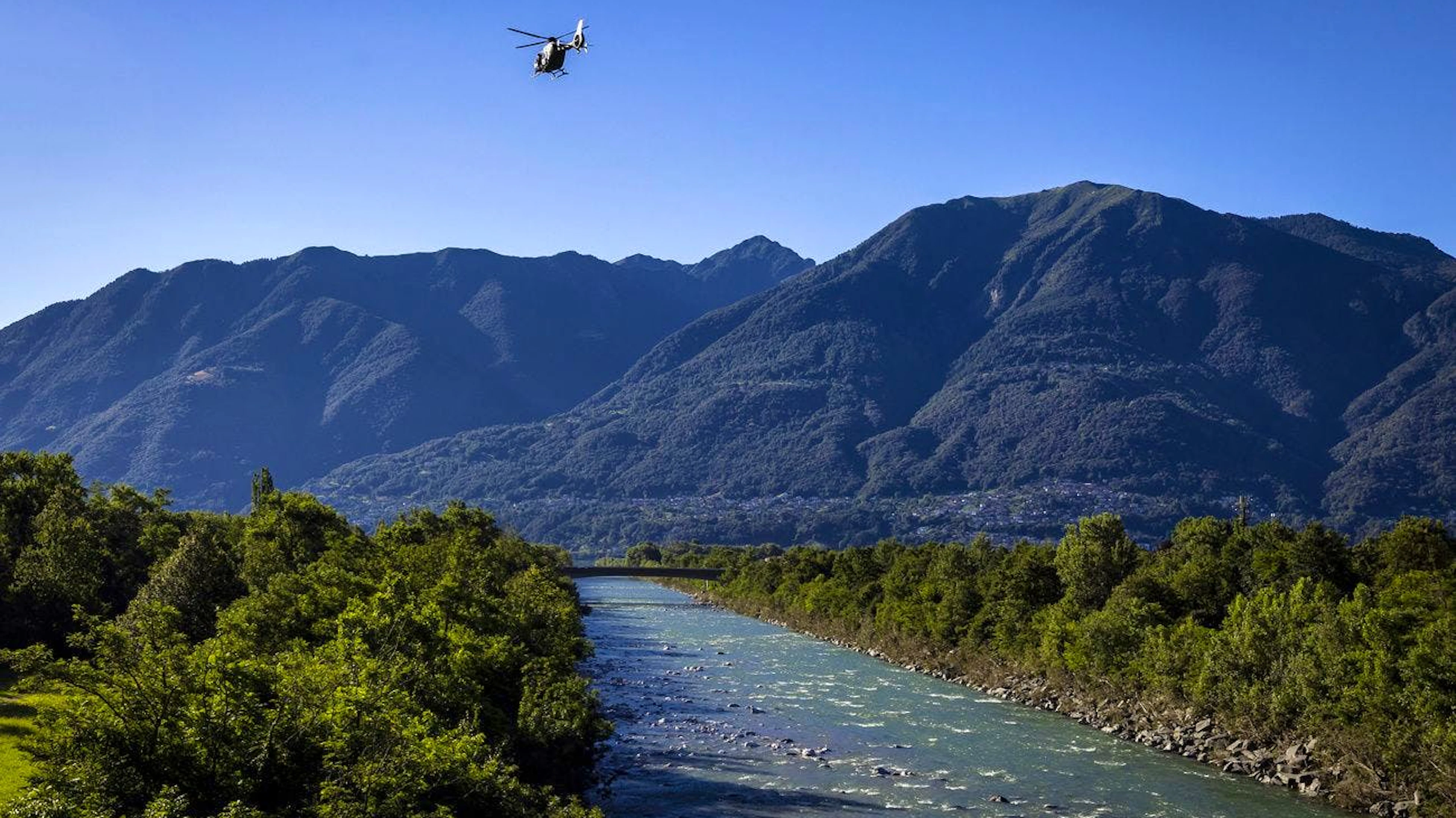Un elicottero della polizia cerca i corpi delle persone ancora disperse nel fiume Maggia.