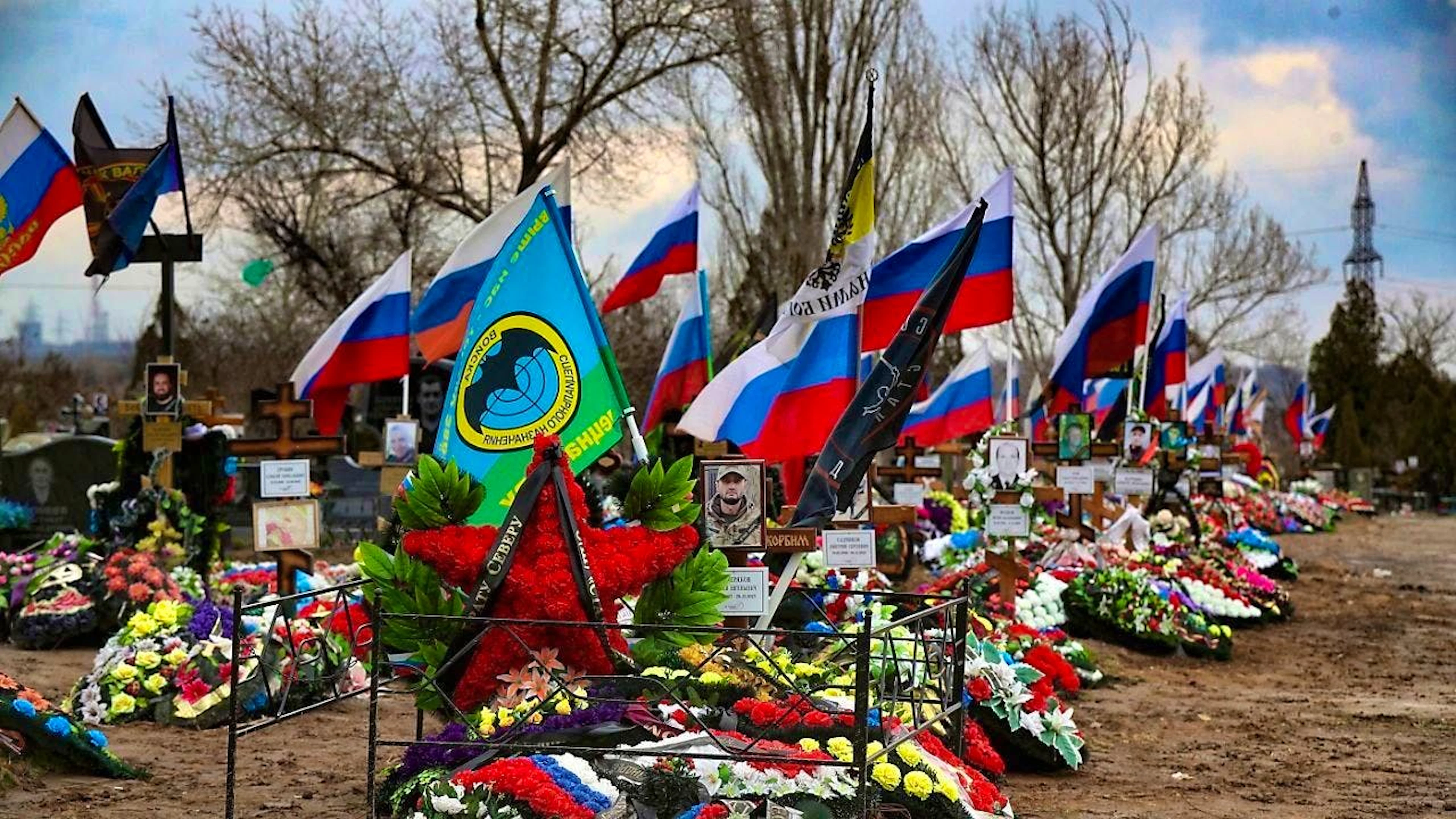 ARCHIVE - Graves of Russian soldiers killed in Ukraine at a cemetery in the Volgograd region of Russia. Photo: Uncredited/AP/dpa