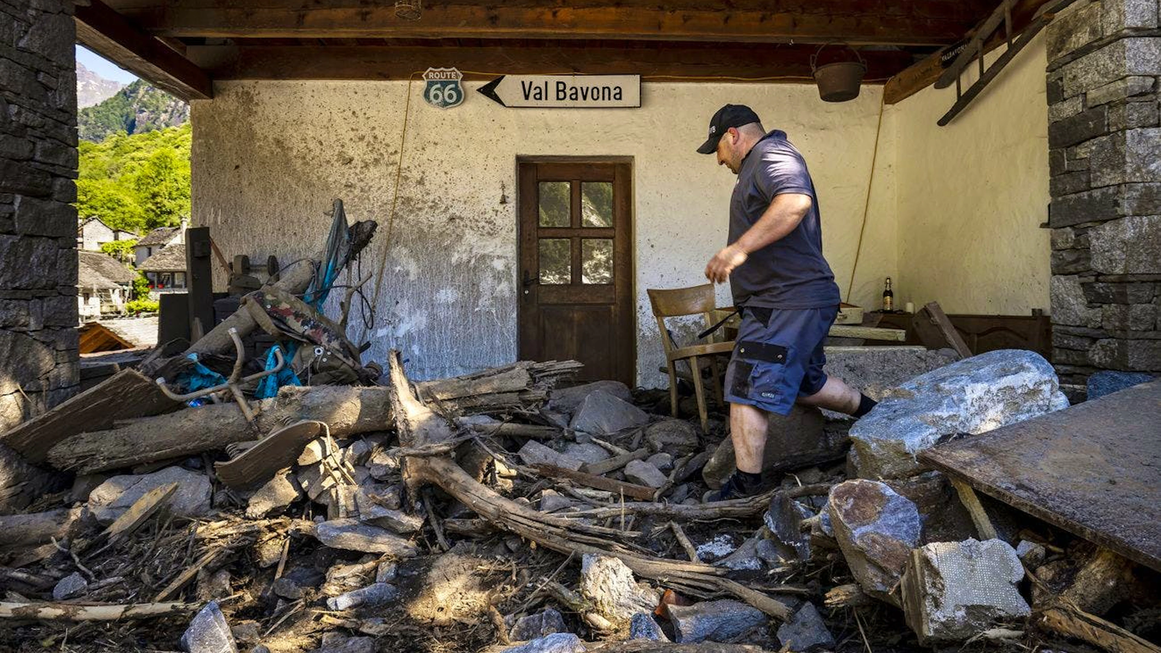 Fabiano Balli nelle macerie della sua casa a Fontana.