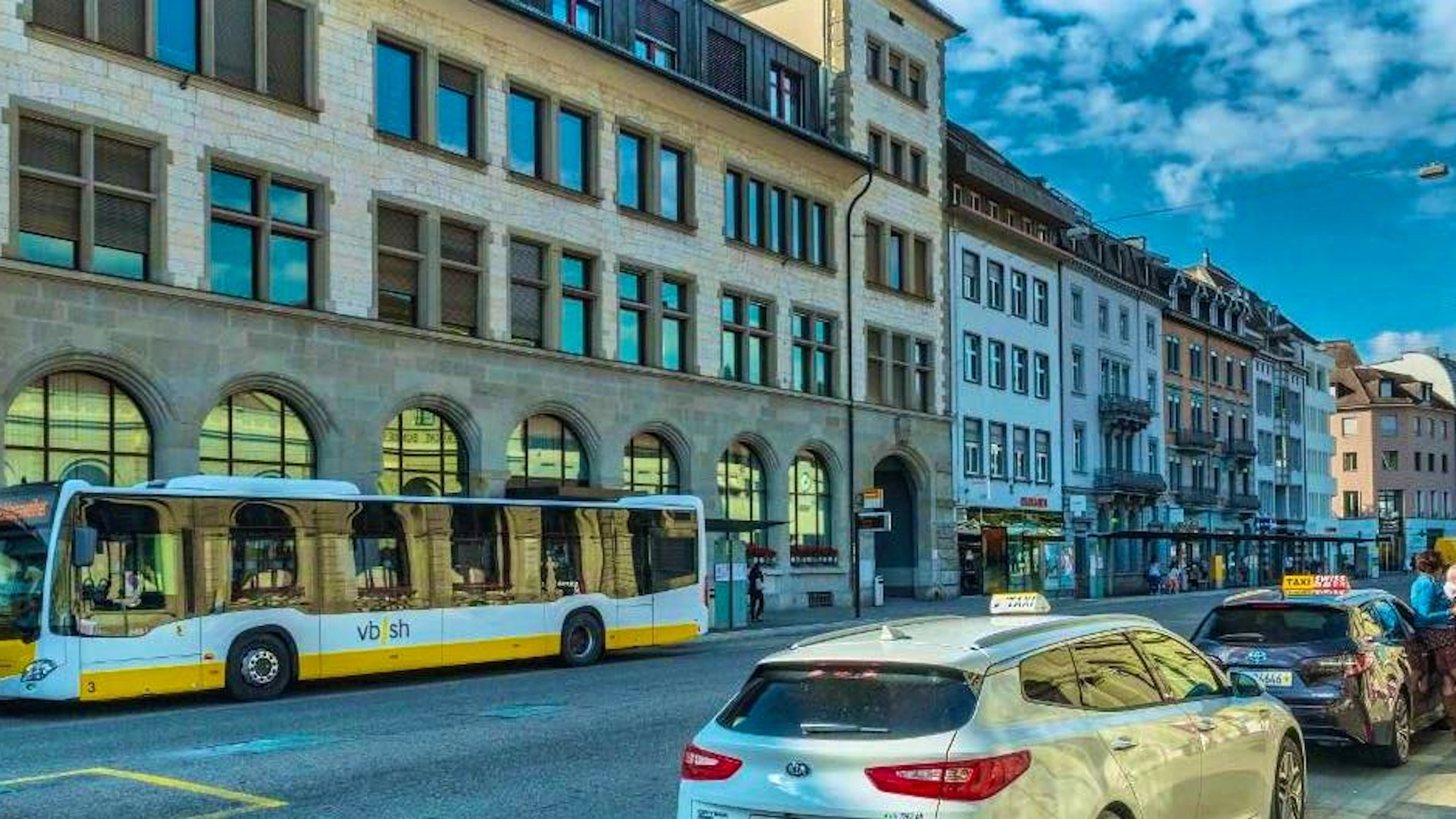 In the incident at Schaffhausen railroad station, a chase led through a waiting bus.