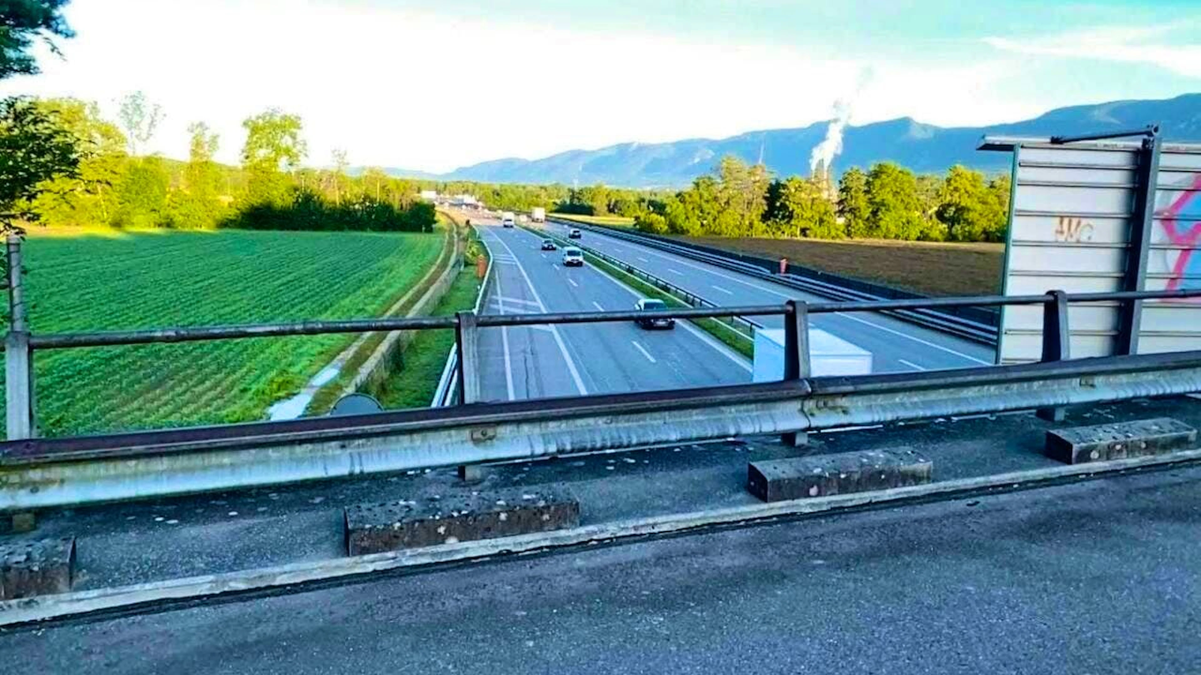 Two people in dark clothing threw stones from this bridge onto the highway near Luterbach SO.