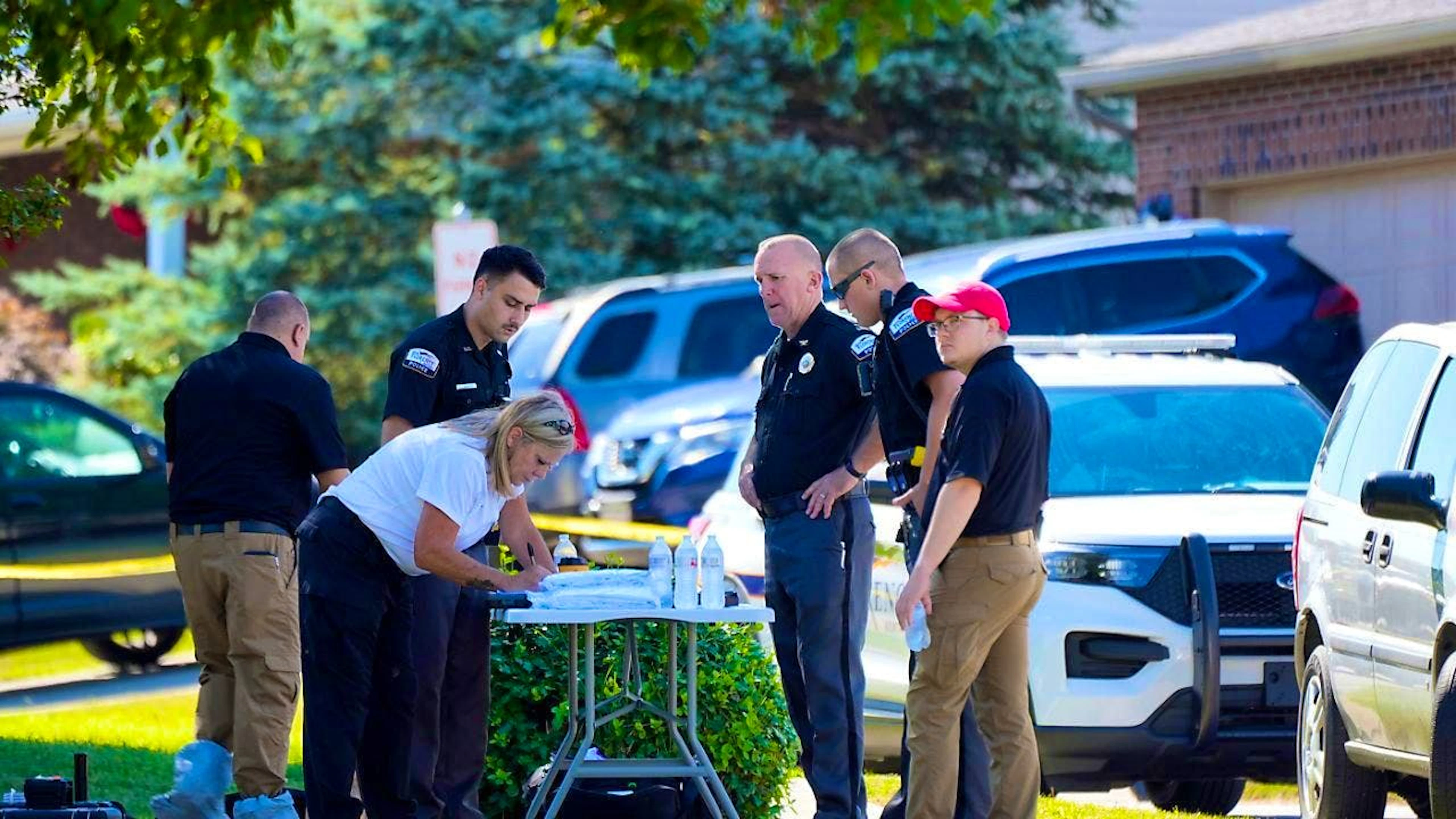 Police investigate the crime scene. Photo: Frank Bowen IV/The Cincinnati Enquirer via AP/dpa - ATTENTION: For editorial use only and only with full attribution to the above credit