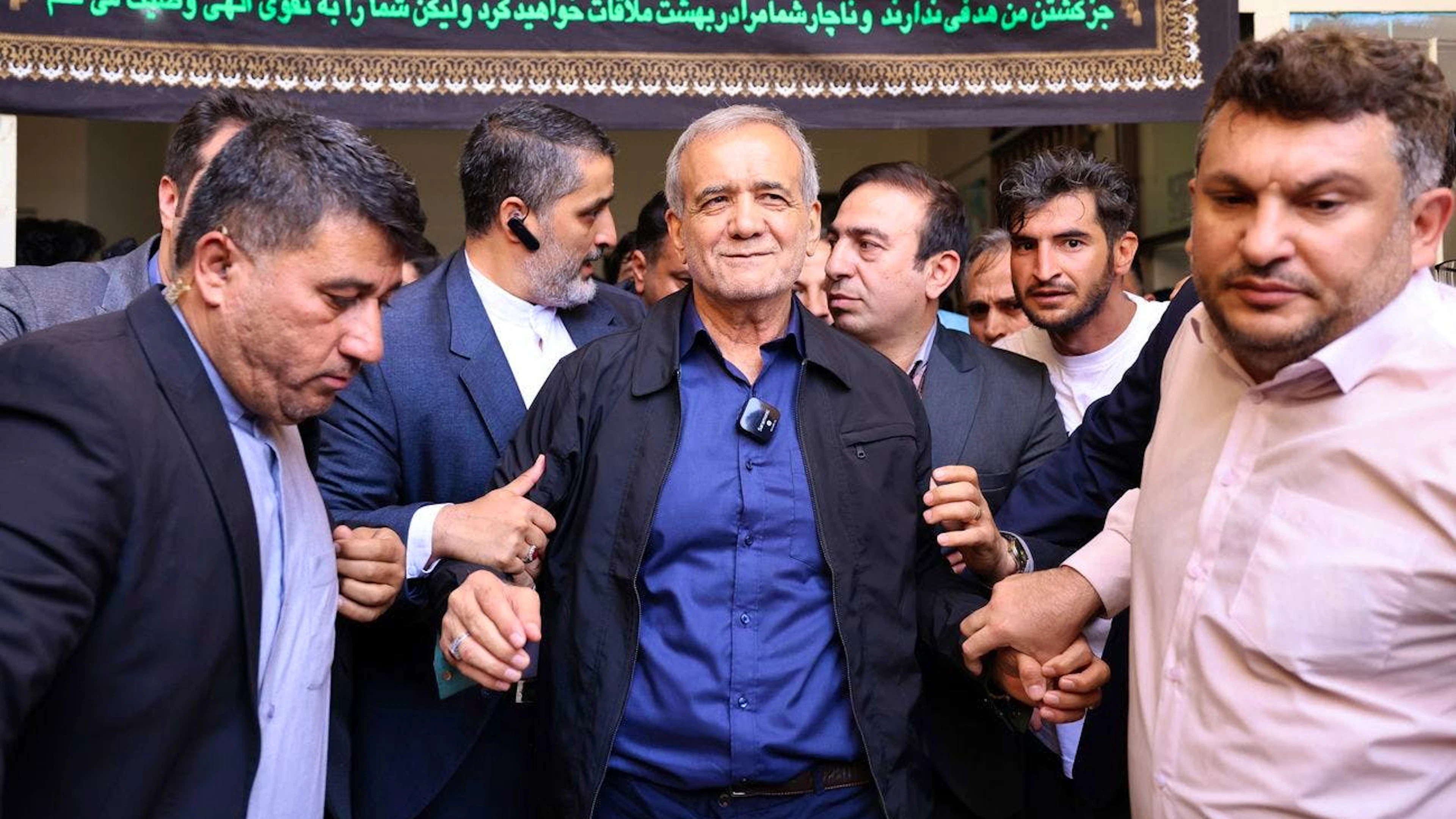 Masoud Peseschkian (m.) ist formell Staatsoberhaupt. 