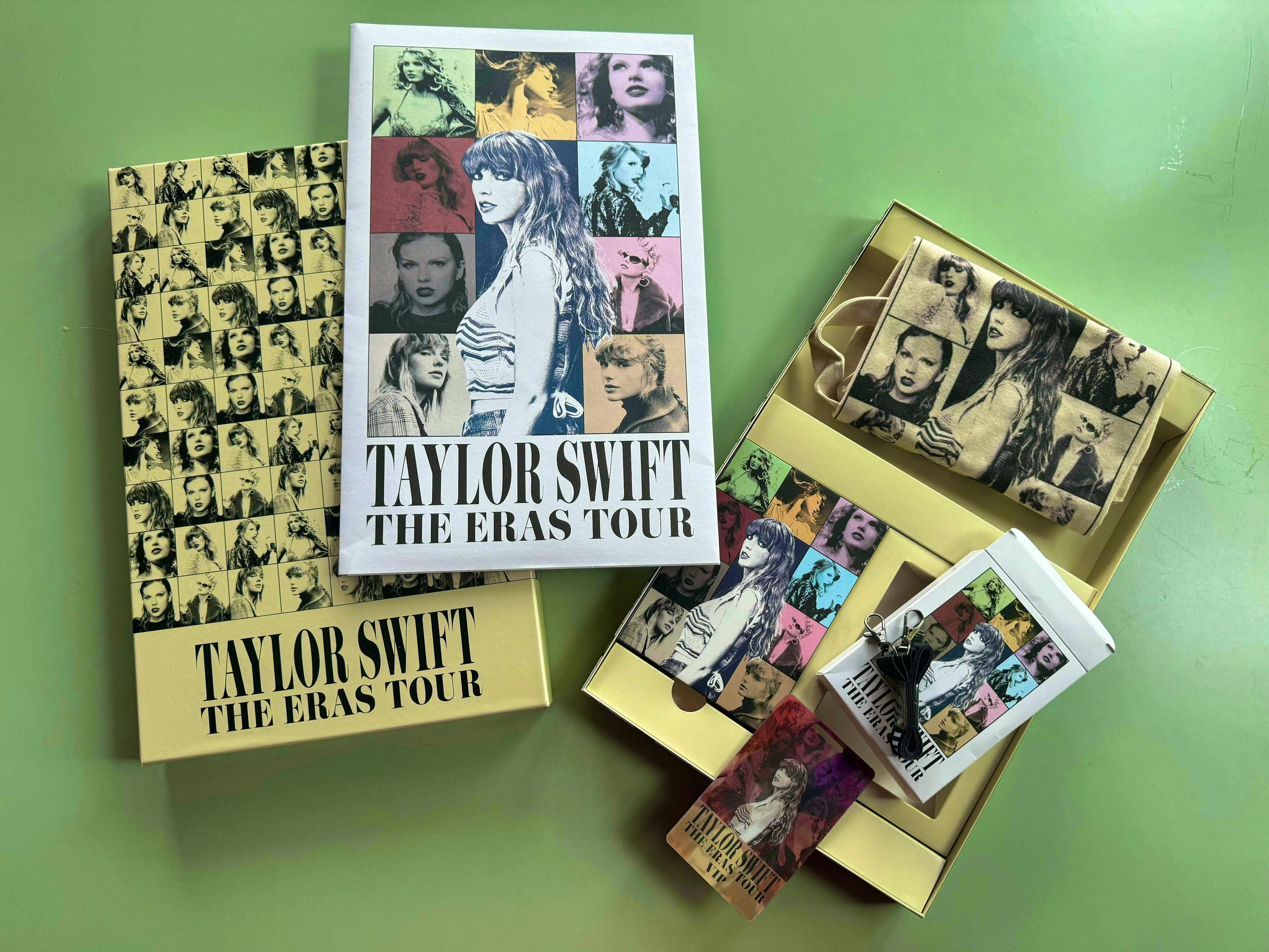 The pinnacle of Swifties VIP gossip: blue News editor Bruno Bötschi was recently sent a package containing four 43 x 27 x 3 centimeter Taylor Swift boxes.