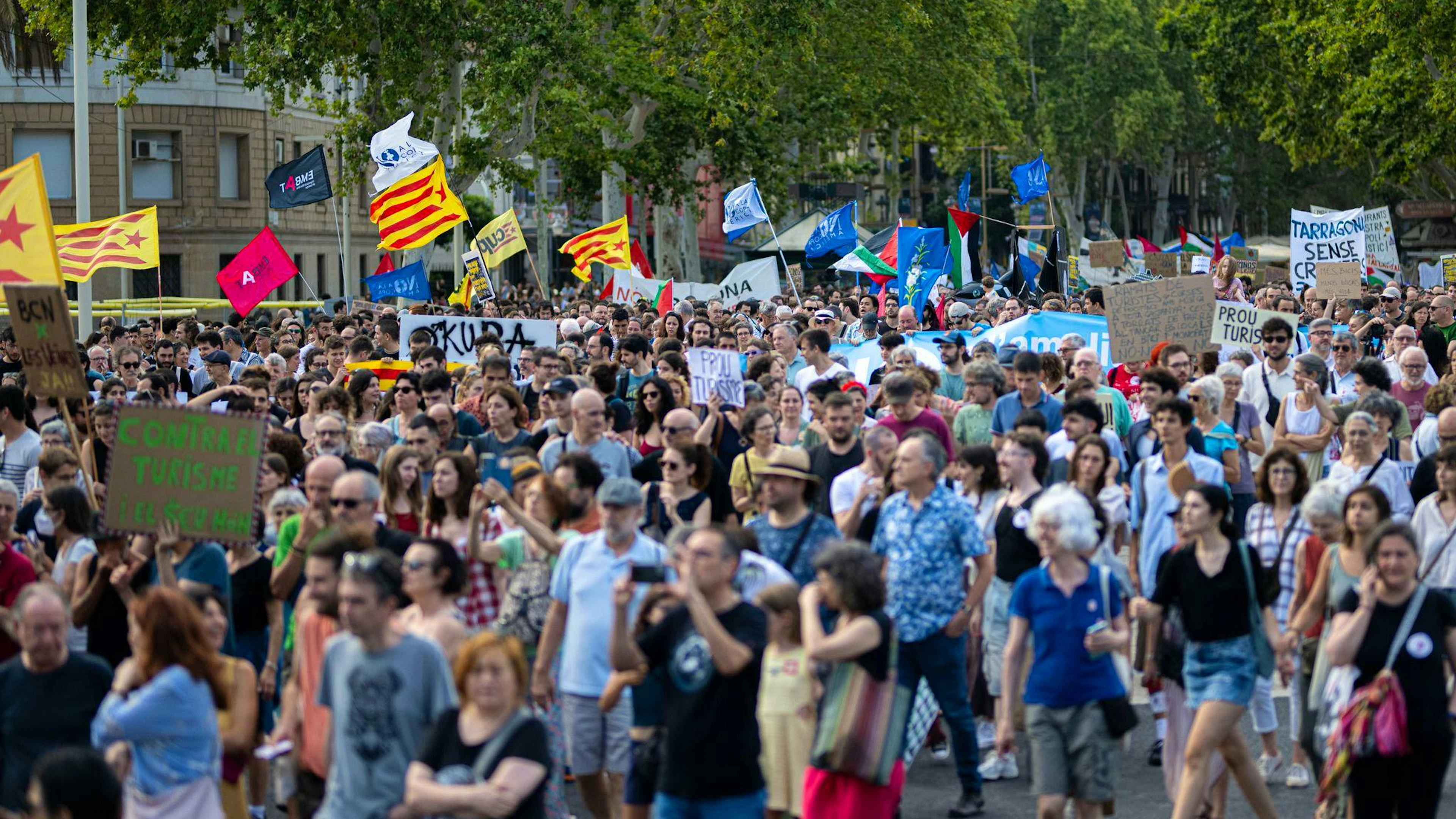 «Mehr Fahrräder, weniger Flugzeuge» lautet eine der Forderungen der Demonstranten in Barcelona.