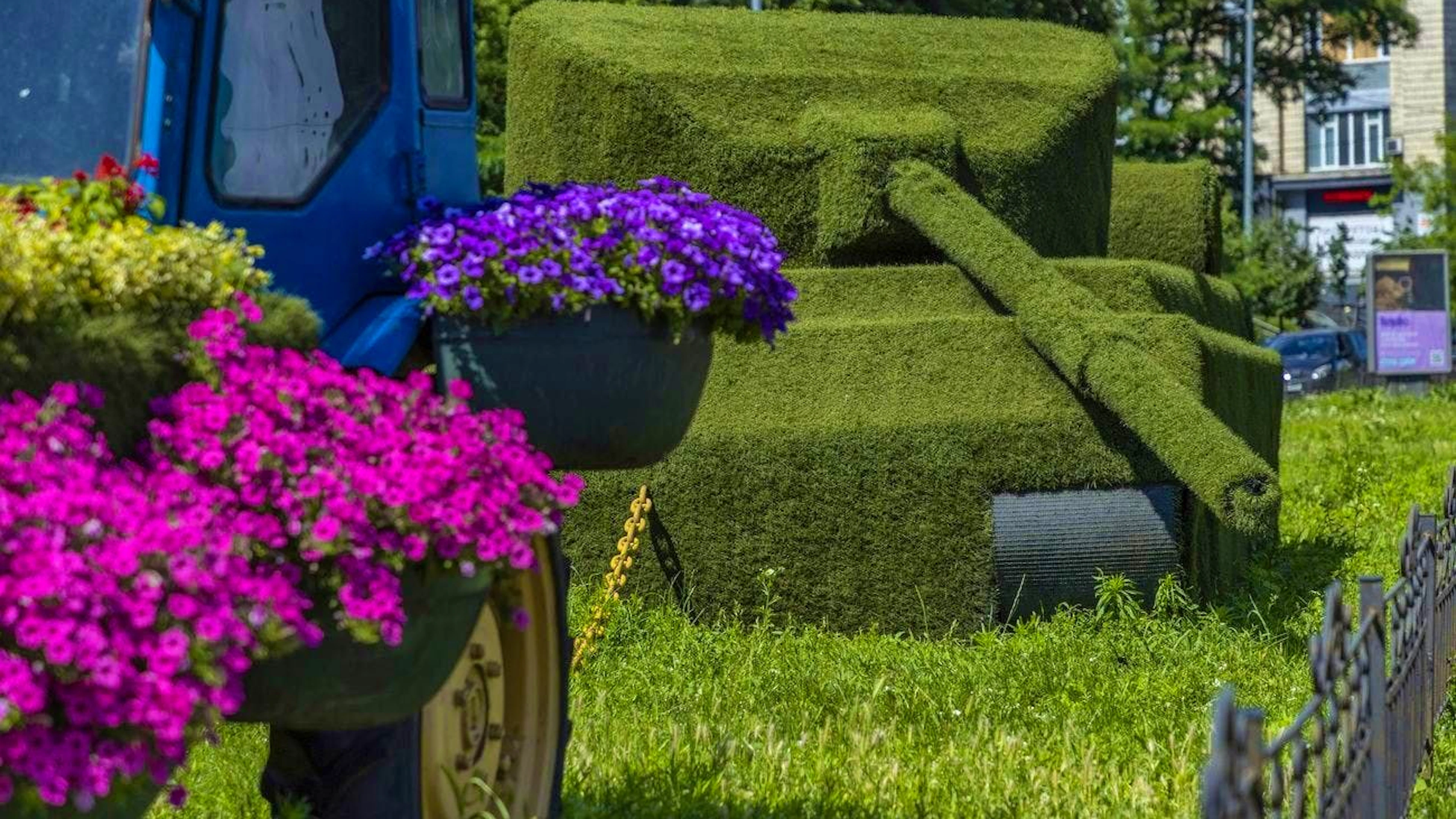 This tank made of grass adorns Kiev just as much...