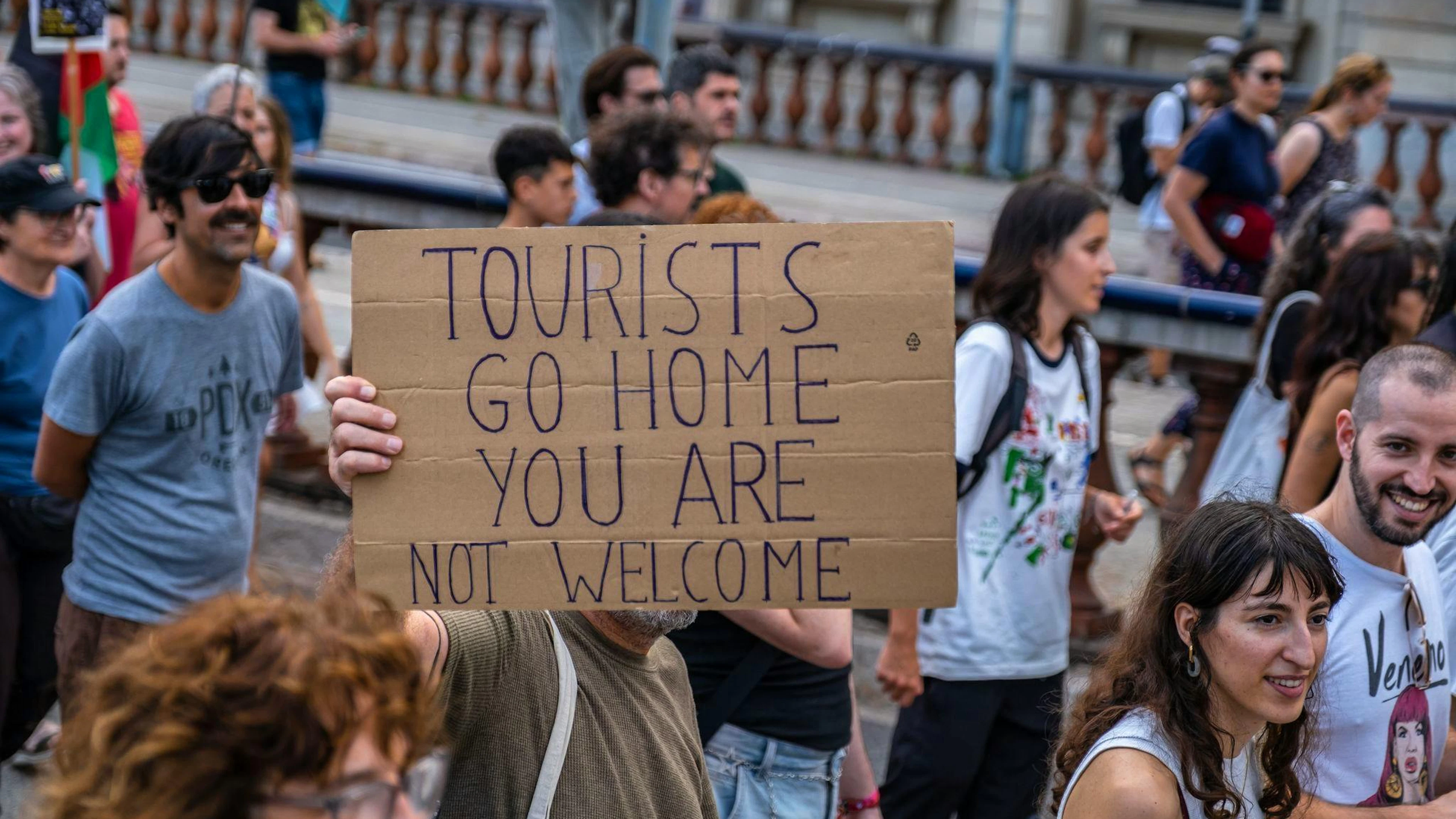 Ab nach Hause, dies fordern Demonstranten von ausländischen Urlaubern.