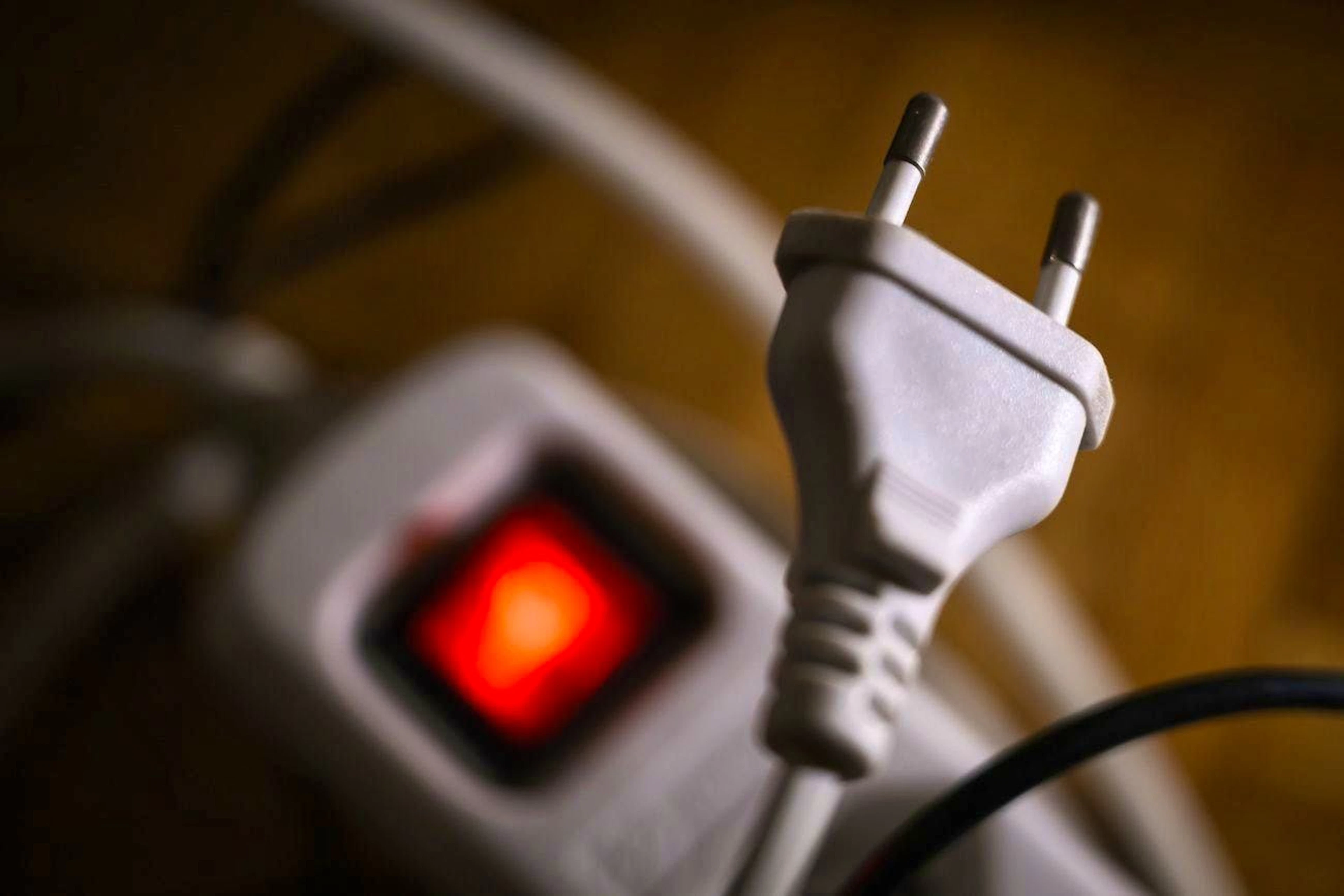The sockets in the apartment of a woman in the canton of St. Gallen were no longer supplying electricity. So she helped herself with an illegal trick.