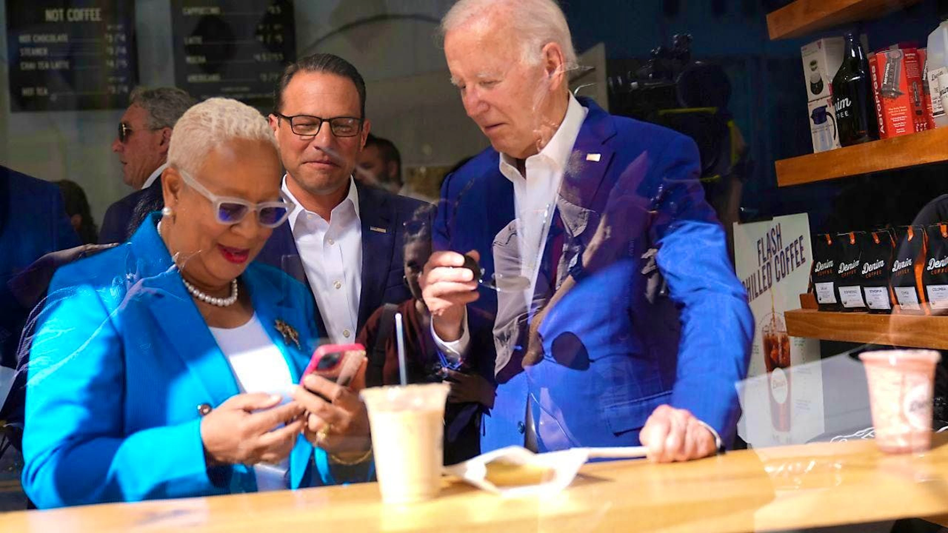 dpatopbilder - Wanda Williams (l-r), Mayor of Harrisburg, Josh Shapiro, Governor of the State of Pennsylvania, and US President Joe Biden visit a café in Harrisburg. Photo: Manuel Balce Ceneta/AP/dpa