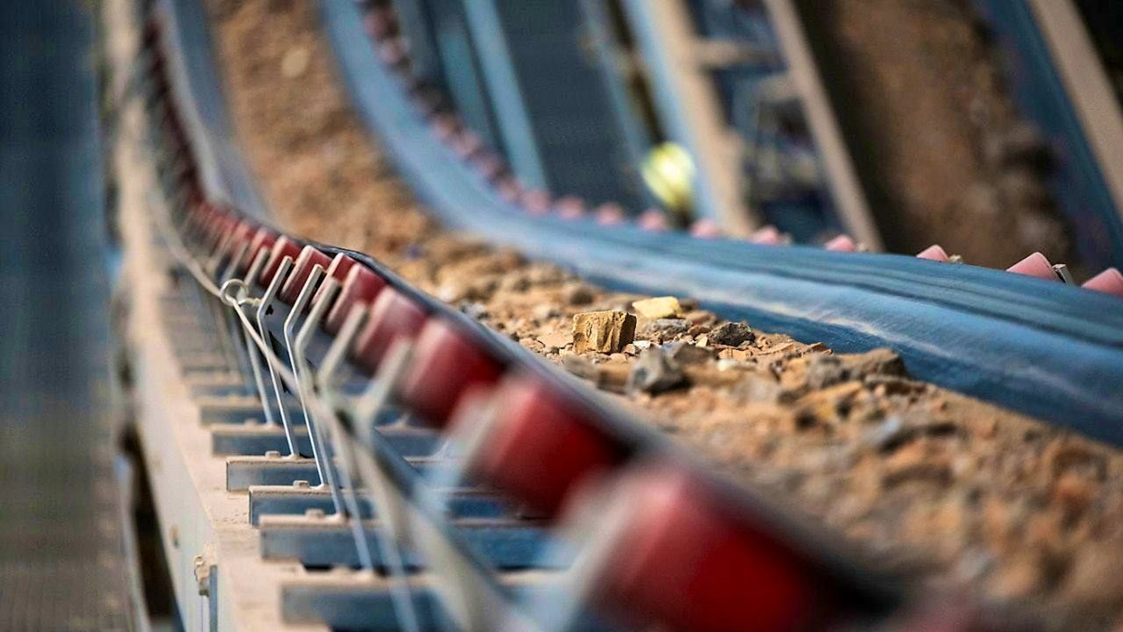 Recycling construction material is transported on a conveyor belt. (symbolic image)