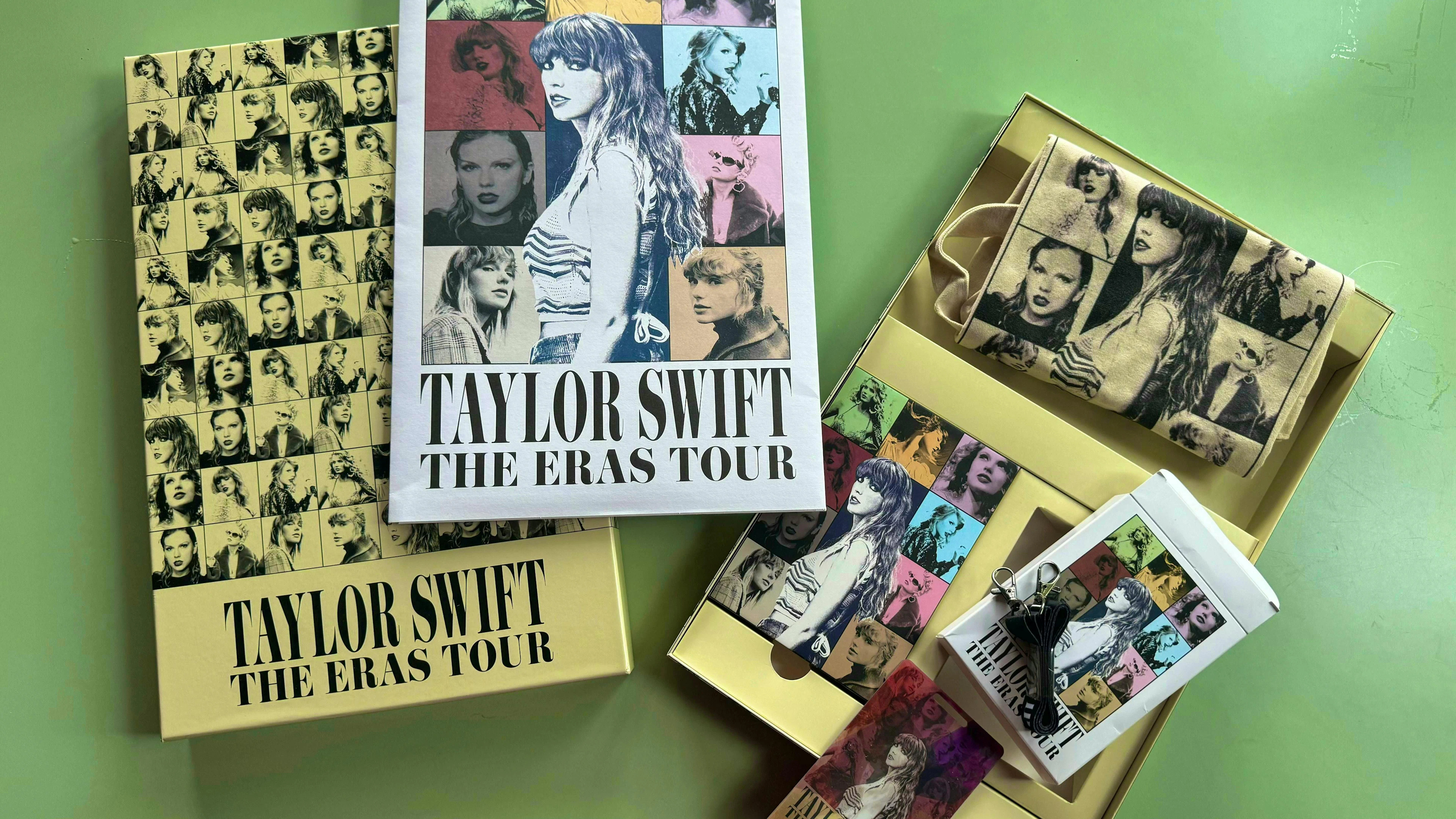 Un momento importante per i VIP degli Swifties: il redattore di blue News Bruno Bötschi ha recentemente ricevuto un pacco contenente quattro scatole di 43 x 27 x 3 centimetri di Taylor Swift.