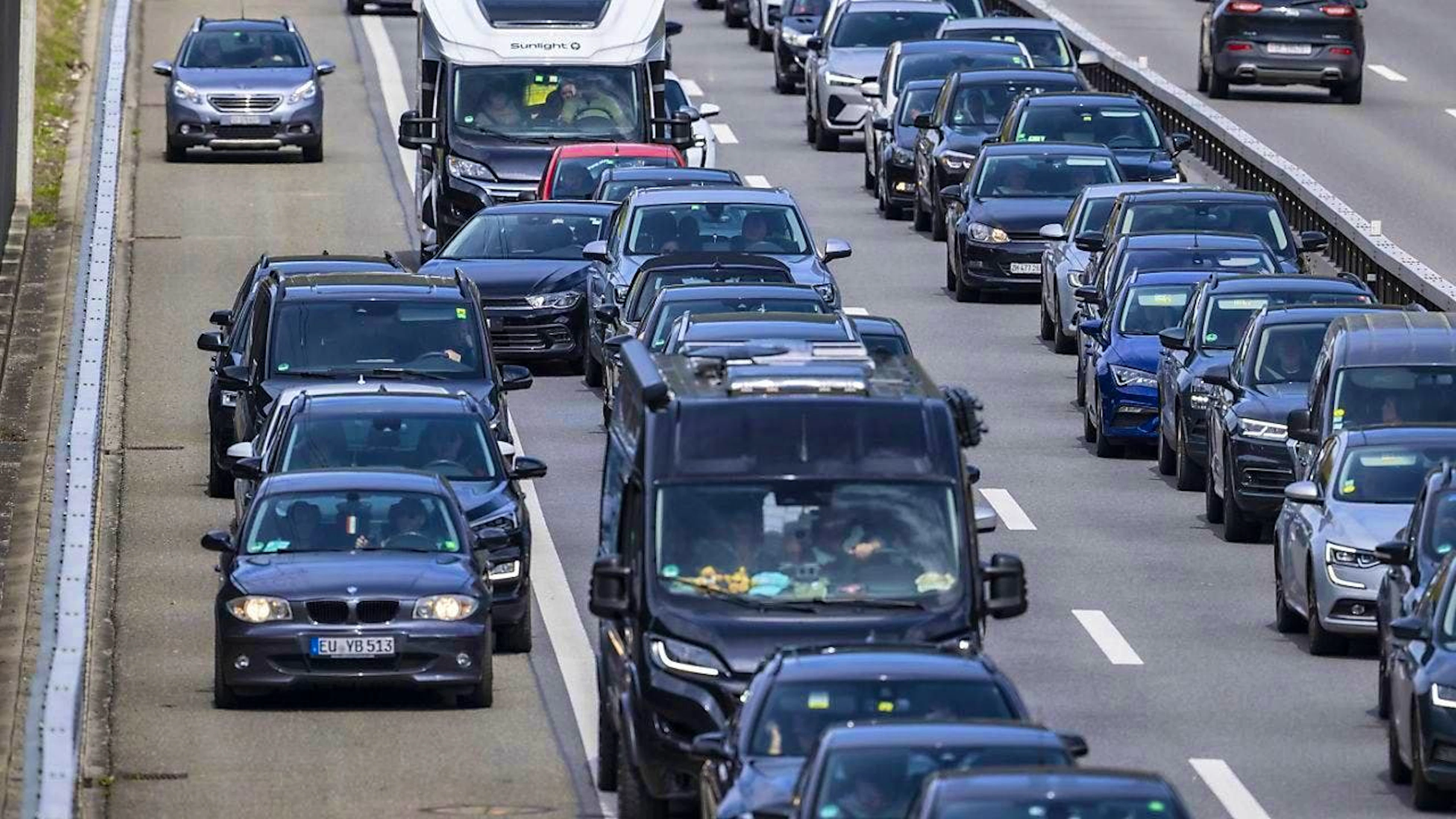 Cars jammed up in front of the Gotthard on Monday. (archive picture)
