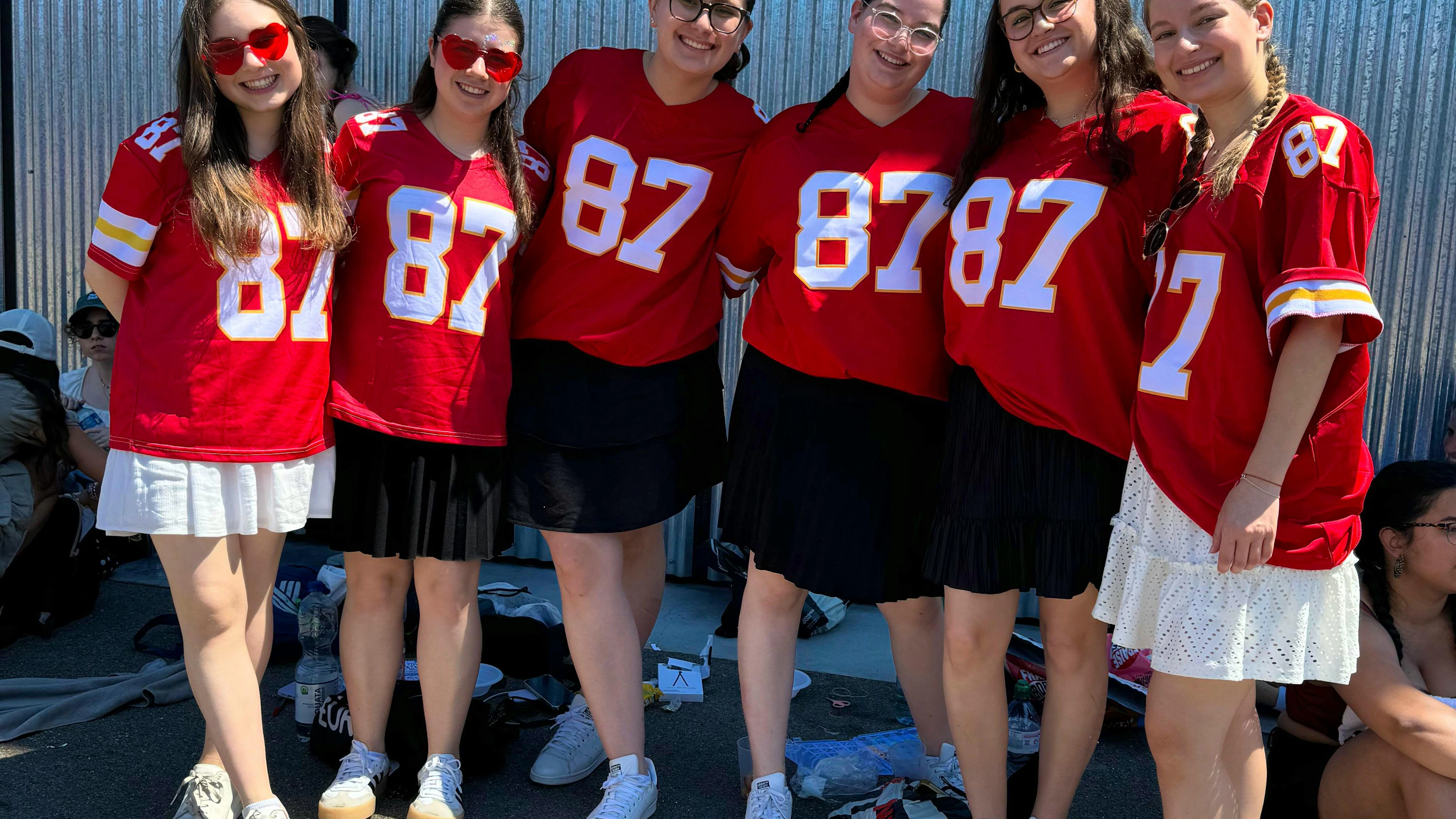 Sechs junge Frauen mit einem «87»-Shirt – diese Nummer trägt NFL-Star und Swifts Freund Travis Kelce. 