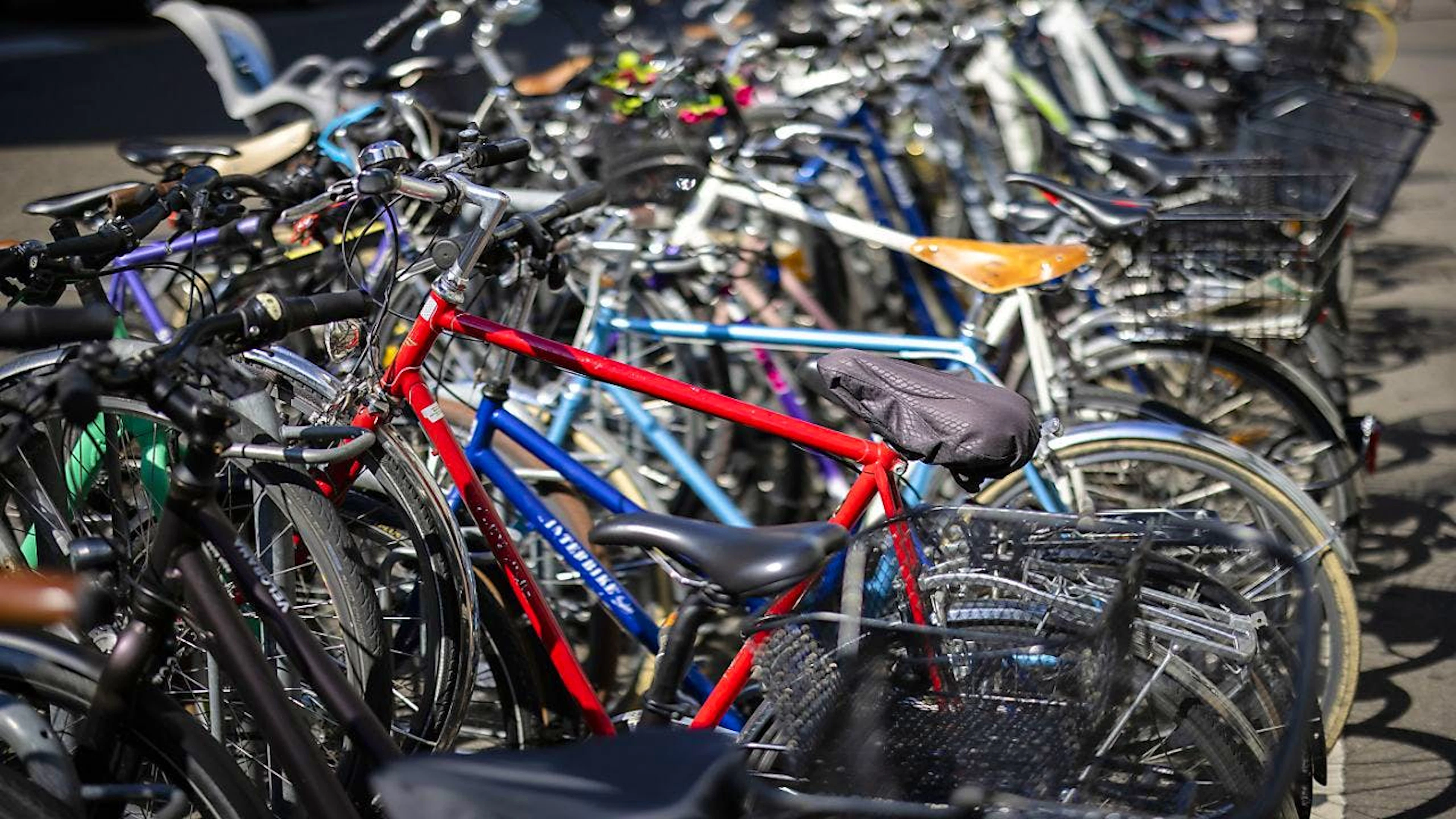 In Winterthur suchen 81 gestohlene Velos ihren Besitzer oder ihre Besitzerin. Die Stadtpolizei konnte einen professionellen Velodiebstahl-Ring ausheben. (Symbolbild)