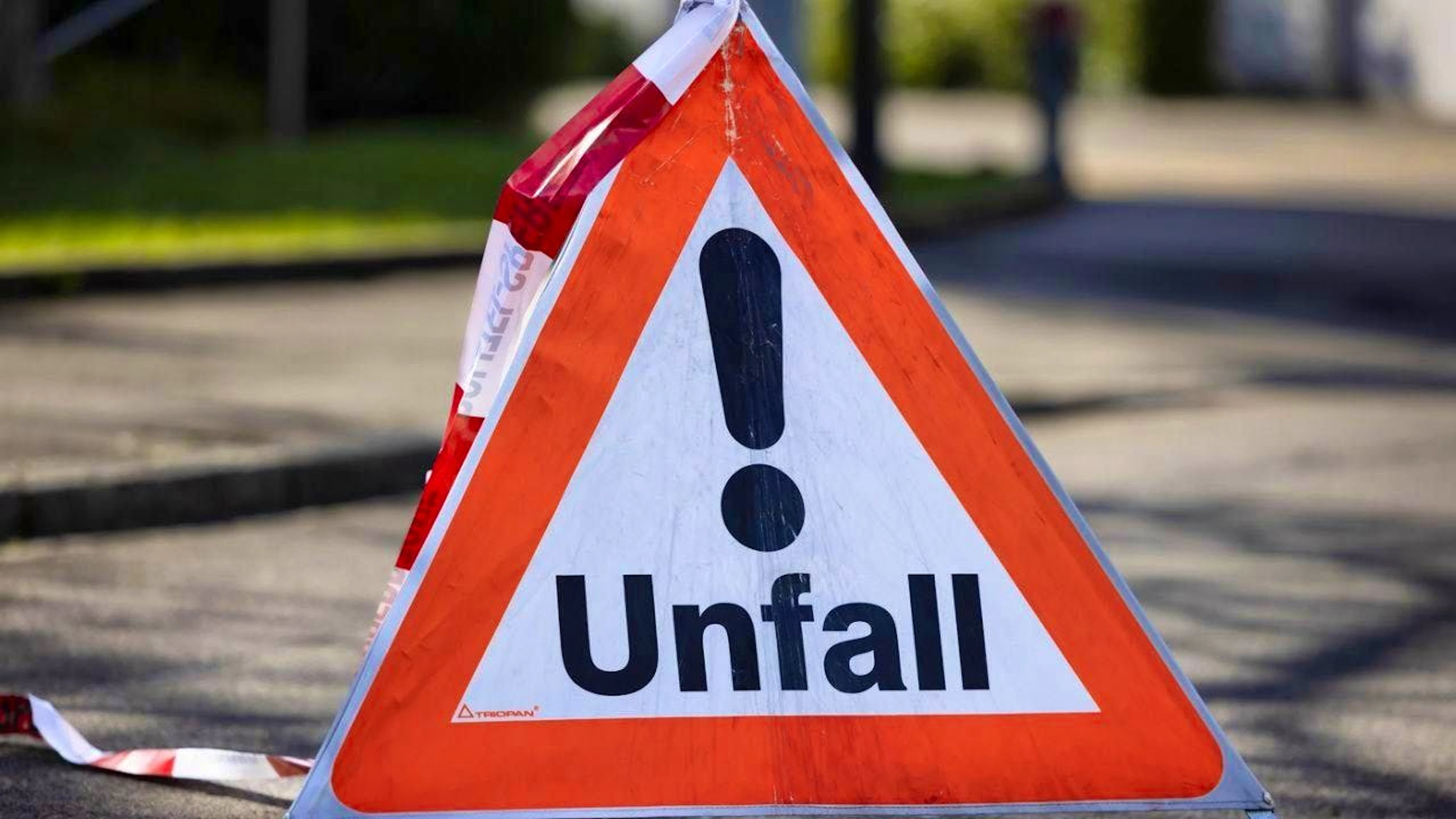 A truck driver was seriously injured in the accident in Höchstetten. (symbolic image)