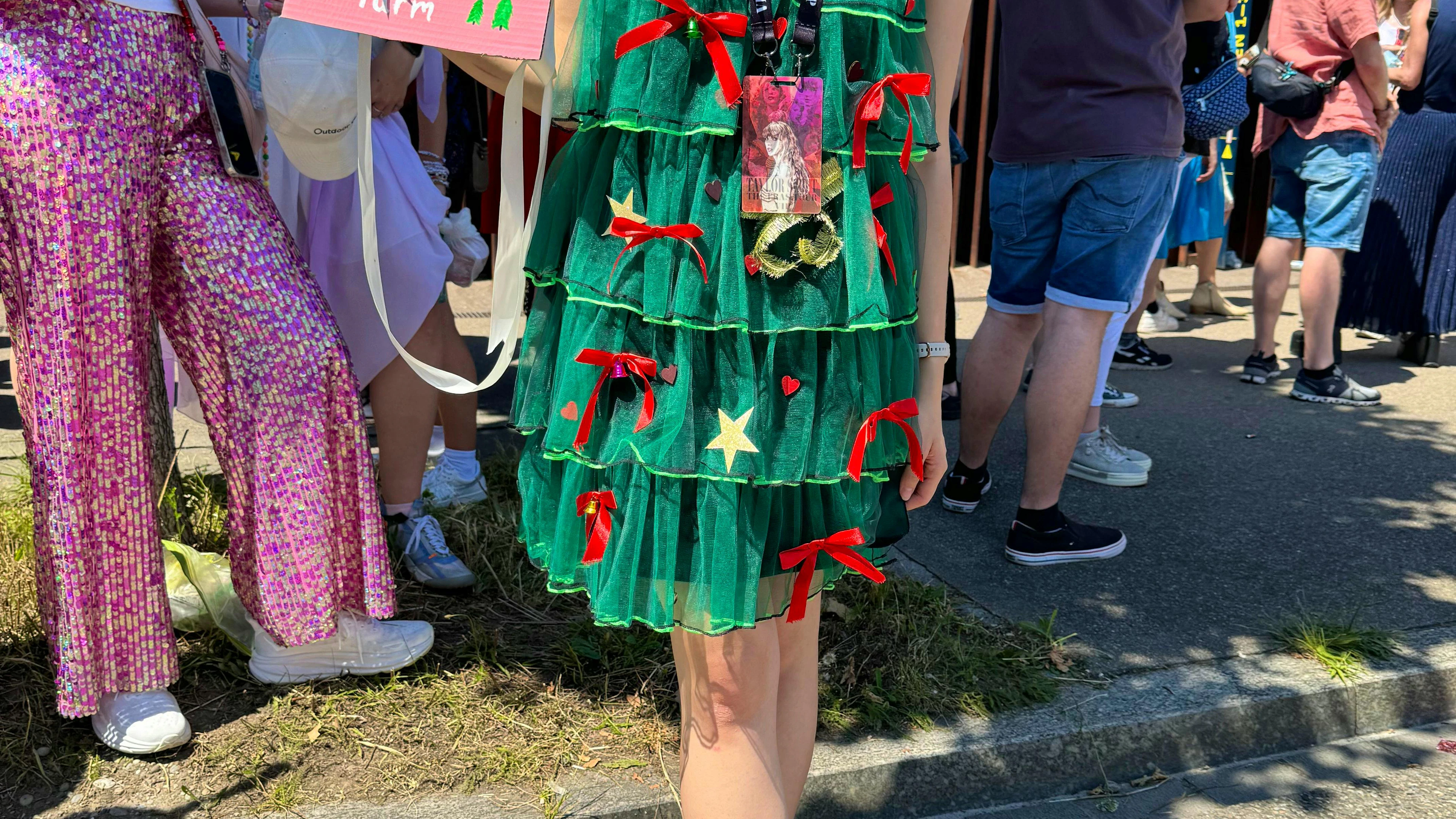 Diese Swiftie hat extra für Zürich ein eigenes Kostüm angefertigt. 