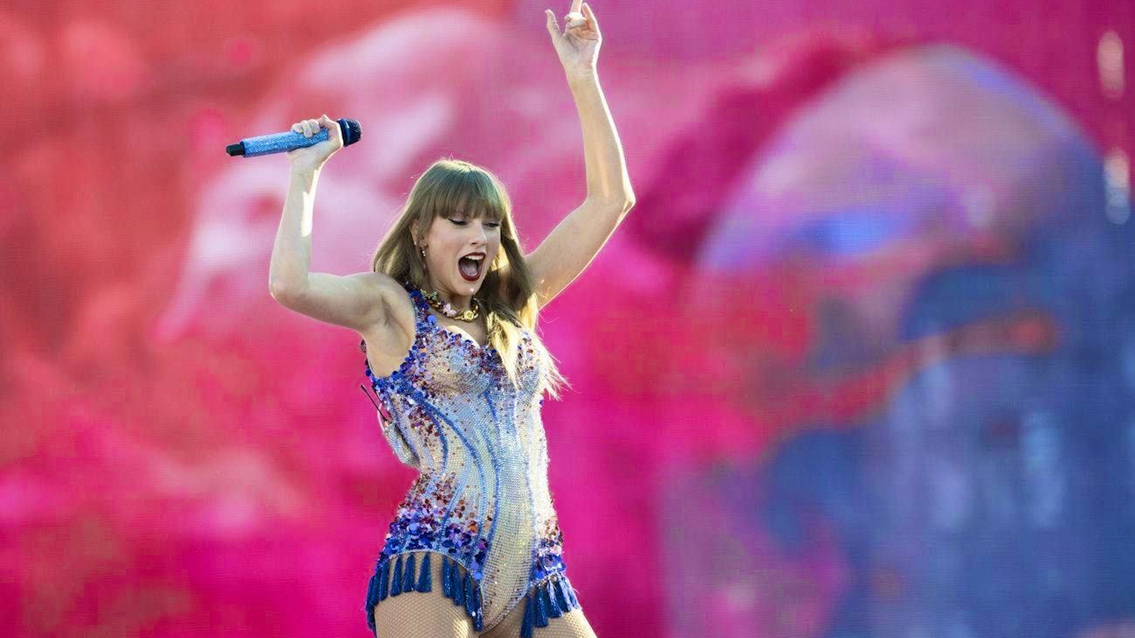 The international star thanked the audience in almost every national language: "Danke and Merci and Grazie... and you speak a lot of languages here".