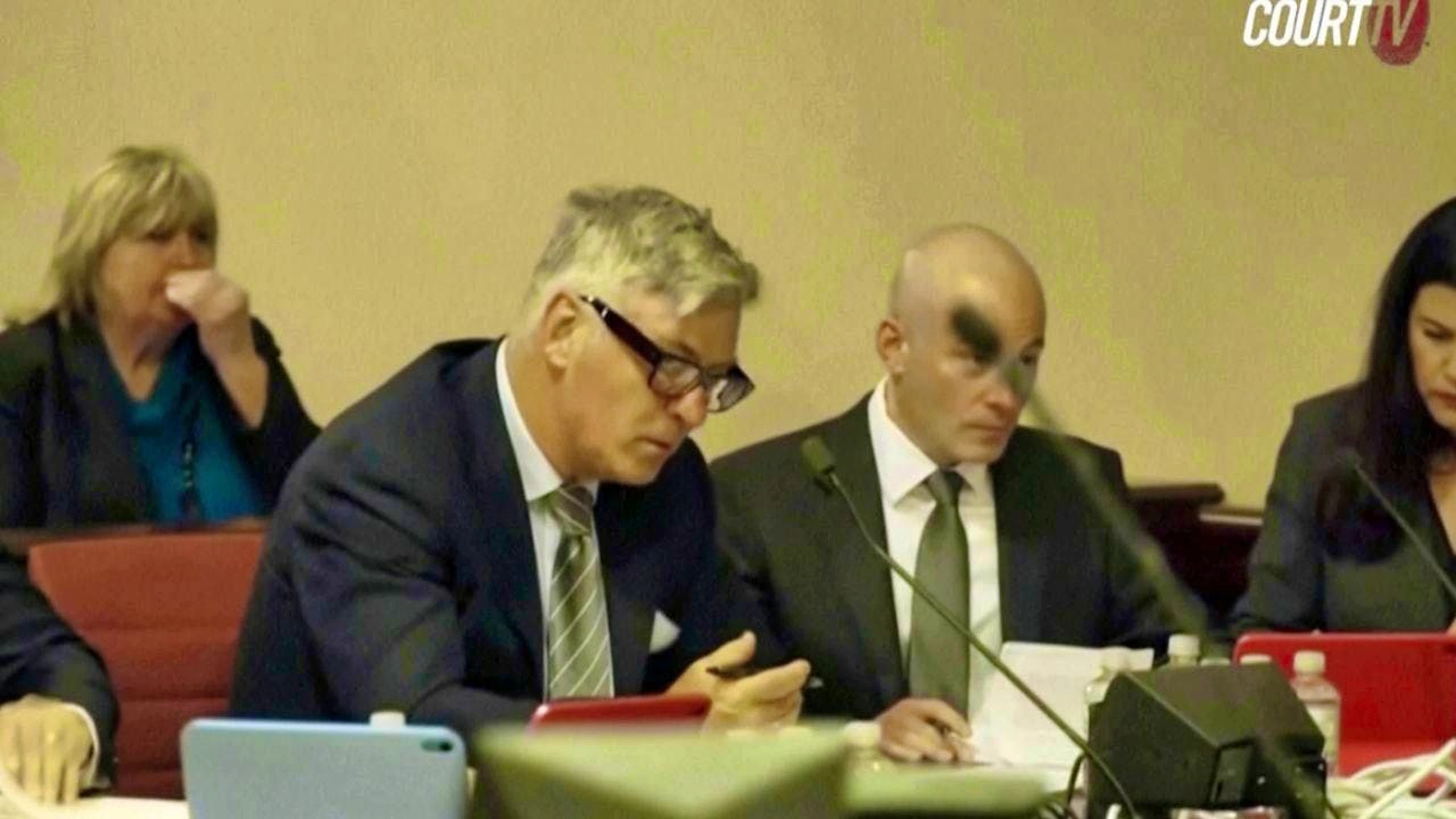 dpatopbilder - SCREENSHOT - US actor Alec Baldwin (l) in the courtroom. Photo: Uncredited/Pool Court TV/AP/dpa - ATTENTION: For editorial use only in connection with current reporting and only with full attribution to the above credit