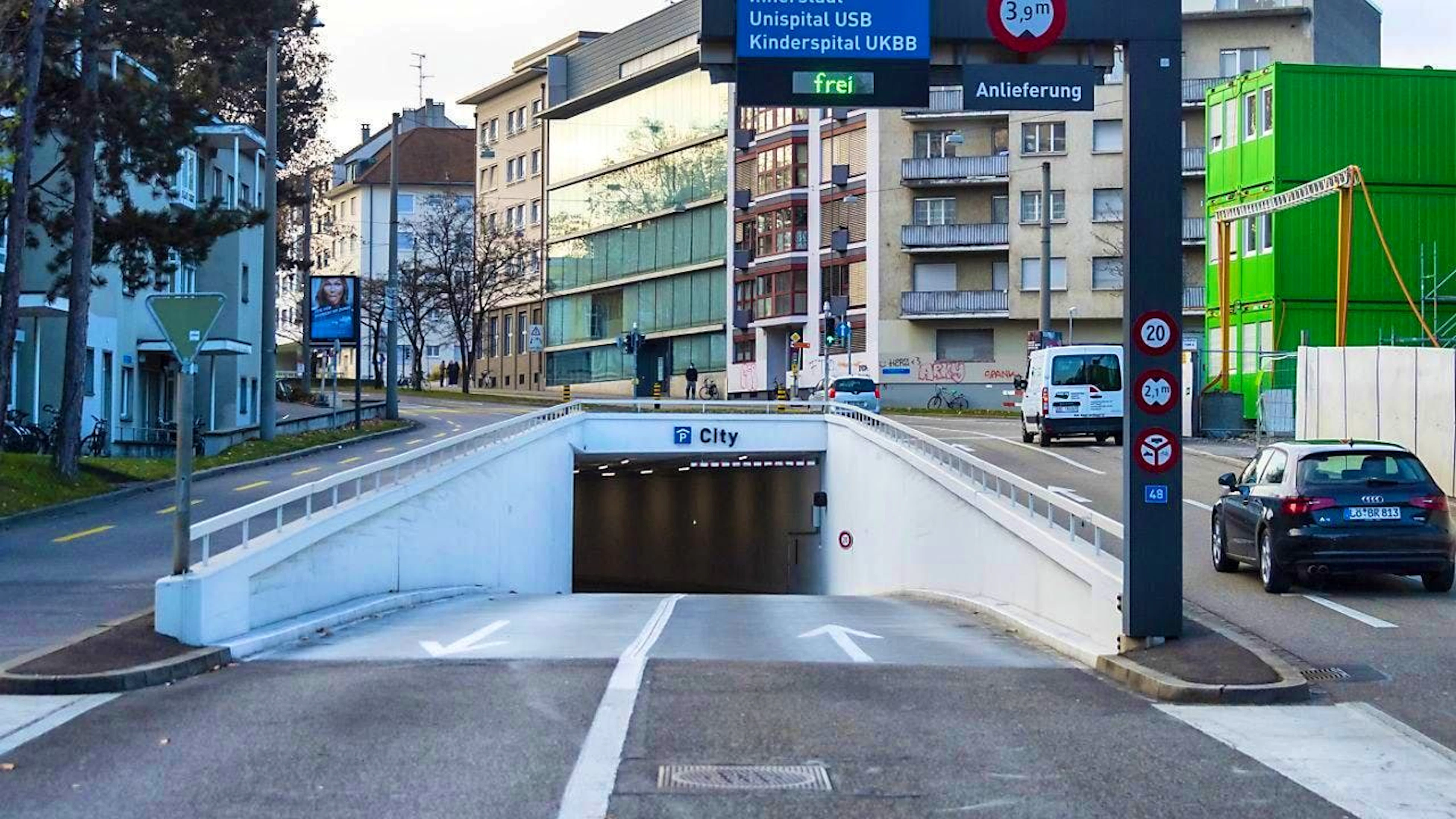The City parking garage in Basel had to be evacuated due to a fire. (archive picture)