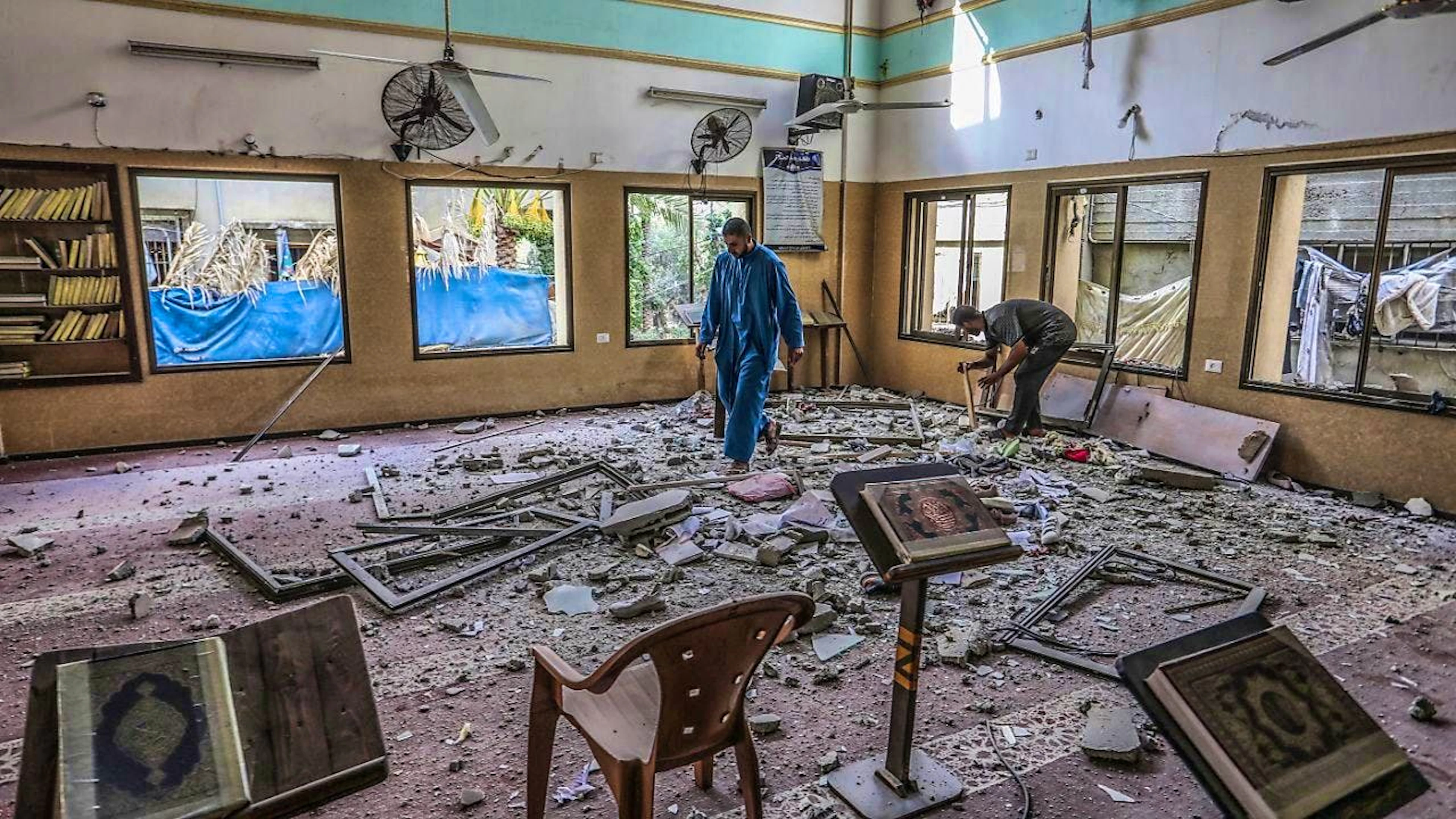 Palestinians inspect a damaged mosque after an Israeli attack. Photo: Abed Rahim Khatib/dpa